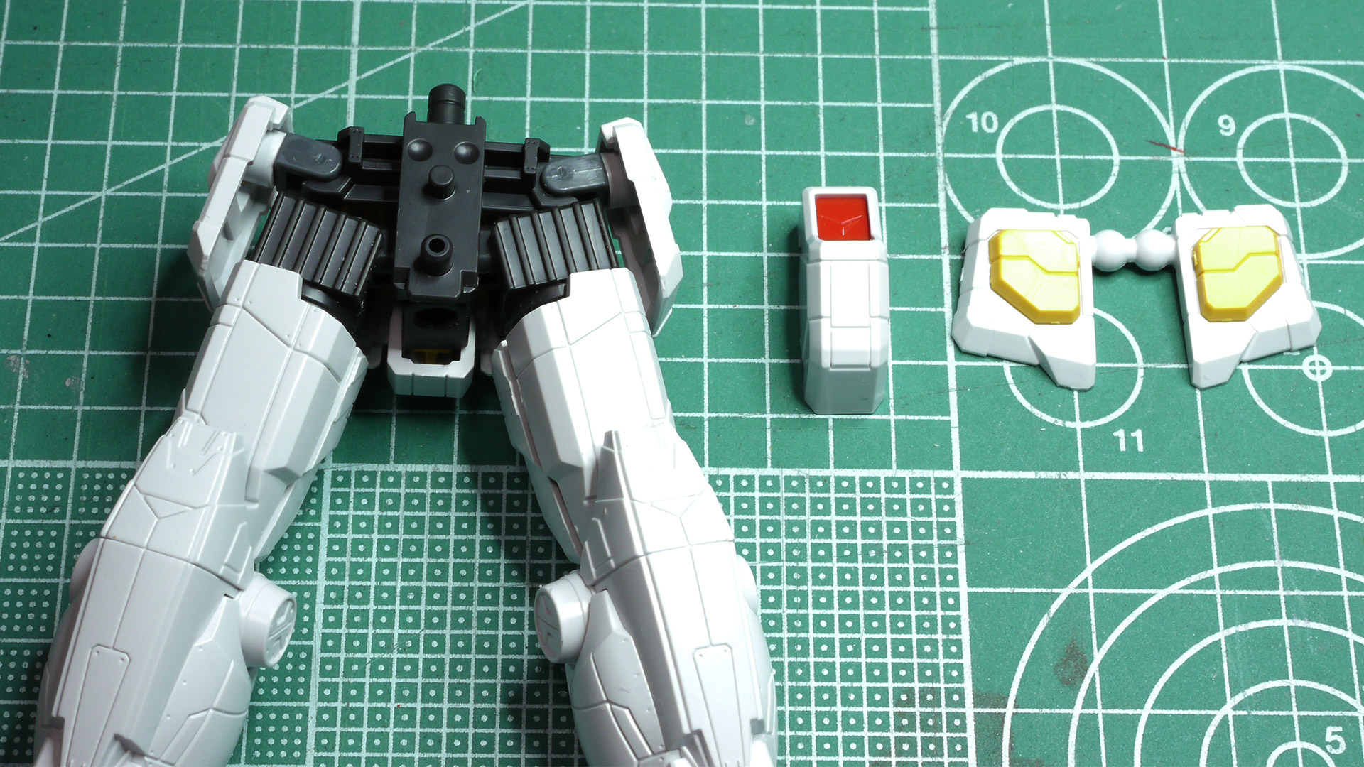 奇をてらった構造はありませんので、”質実剛健”という表現がよく似合う構造といいましょうか、各部の”座り”もよく手に取って可動させてもかんたんにポロリしたりしなくていい感じのガンプラです