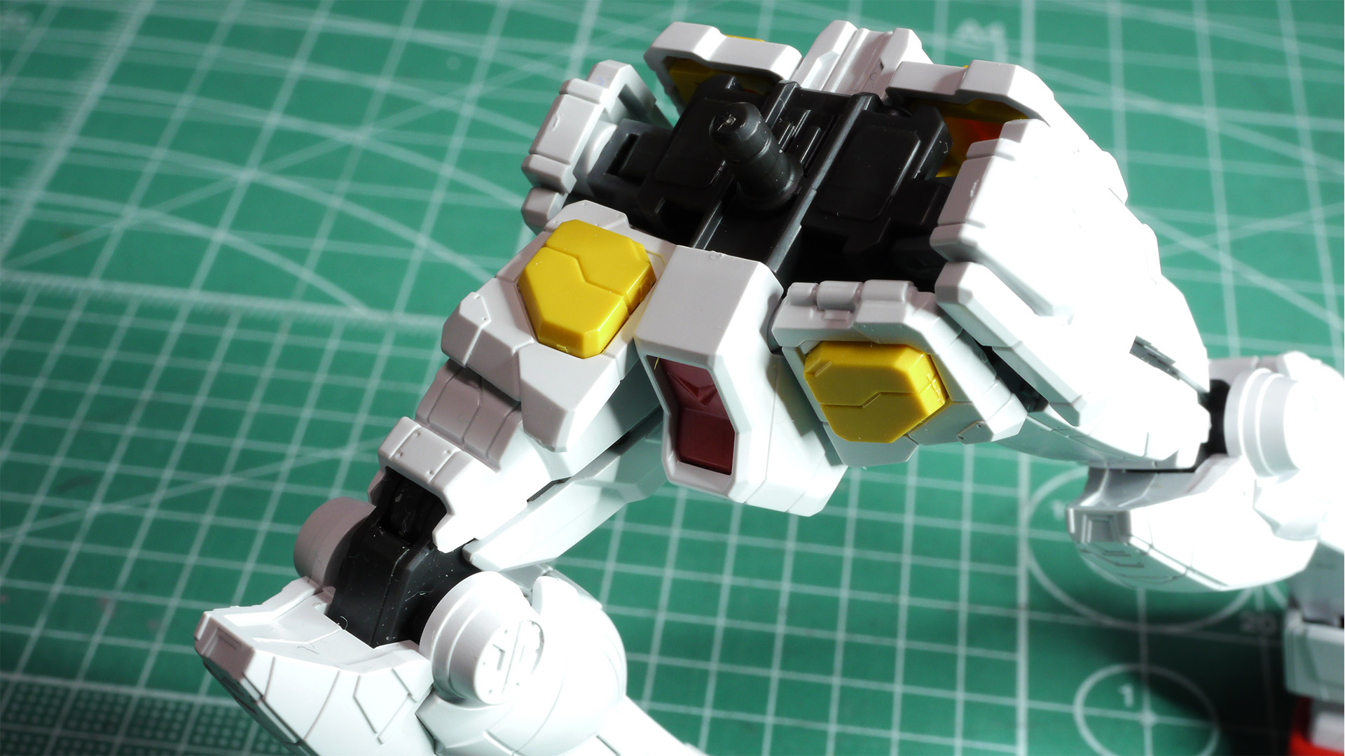 奇をてらった構造はありませんので、”質実剛健”という表現がよく似合う構造といいましょうか、各部の”座り”もよく手に取って可動させてもかんたんにポロリしたりしなくていい感じのガンプラです