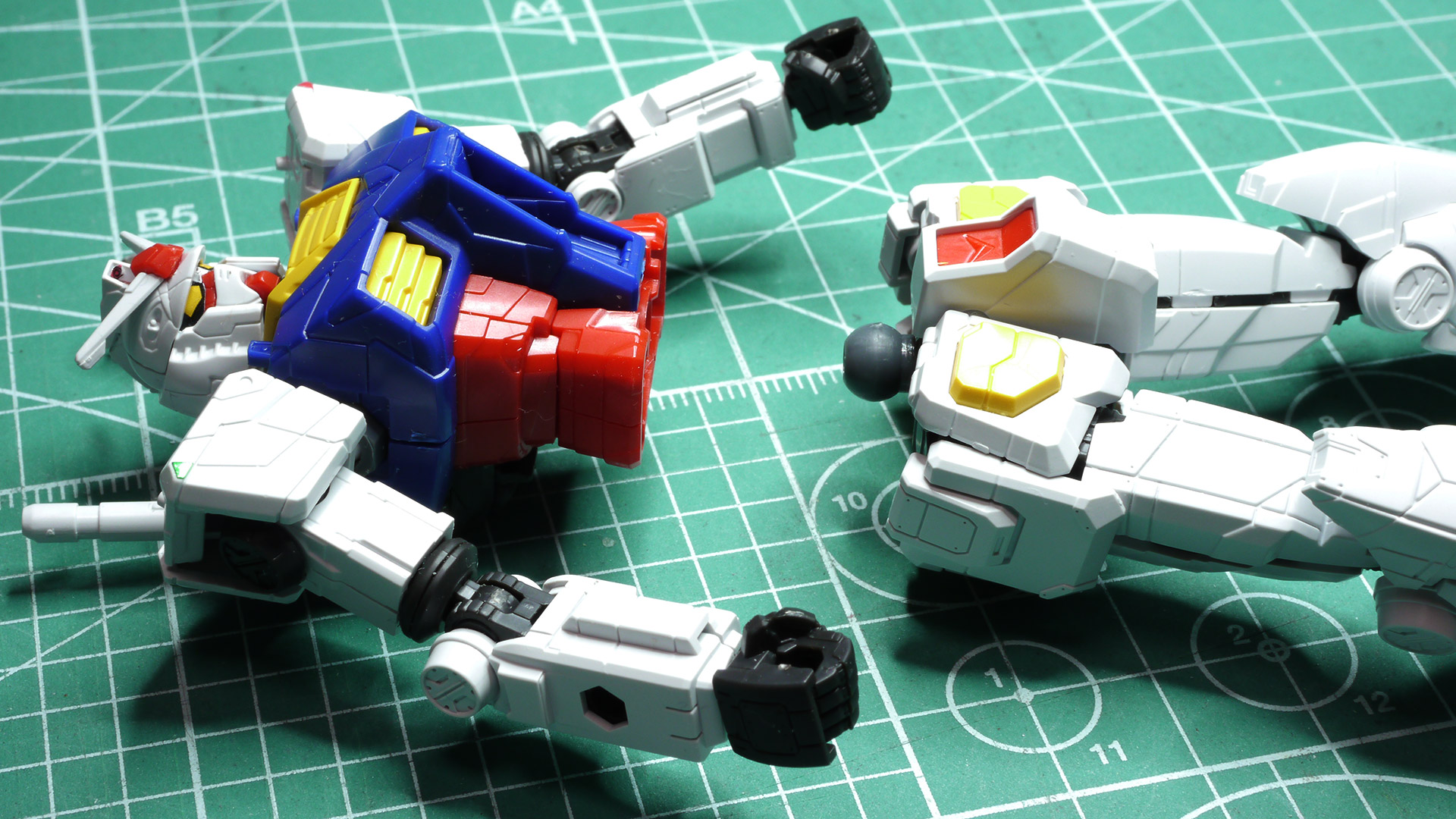 奇をてらった構造はありませんので、”質実剛健”という表現がよく似合う構造といいましょうか、各部の”座り”もよく手に取って可動させてもかんたんにポロリしたりしなくていい感じのガンプラです