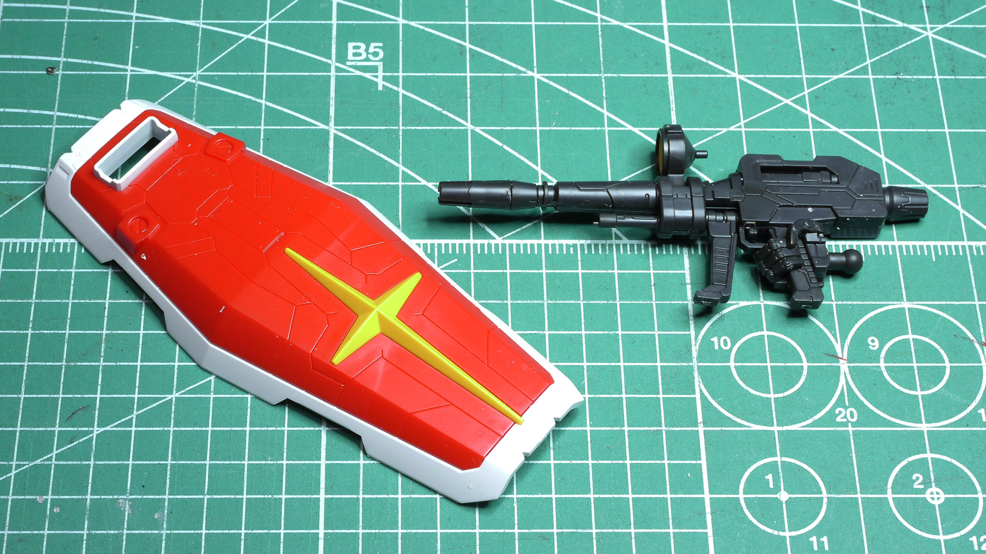 密着したシールドにうっとりします。ジョイントを移動させれば背中にも背負うことができます。ビーム・ライフルには専用の手首が用意されるのでうれしいですね