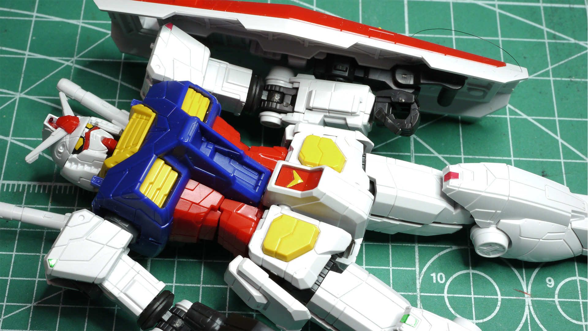 密着したシールドにうっとりします。ジョイントを移動させれば背中にも背負うことができます。ビーム・ライフルには専用の手首が用意されるのでうれしいですね