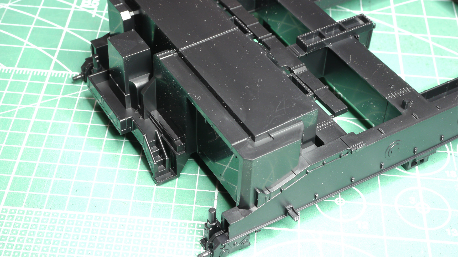 単なる台車としての構造だけではなく、そこかしこにあるメンテナンス用の階段やステップ、リベットなんかもモールドされていてリアル感が増しています