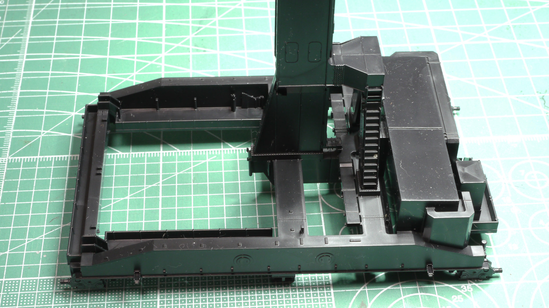 単なる台車としての構造だけではなく、そこかしこにあるメンテナンス用の階段やステップ、リベットなんかもモールドされていてリアル感が増しています