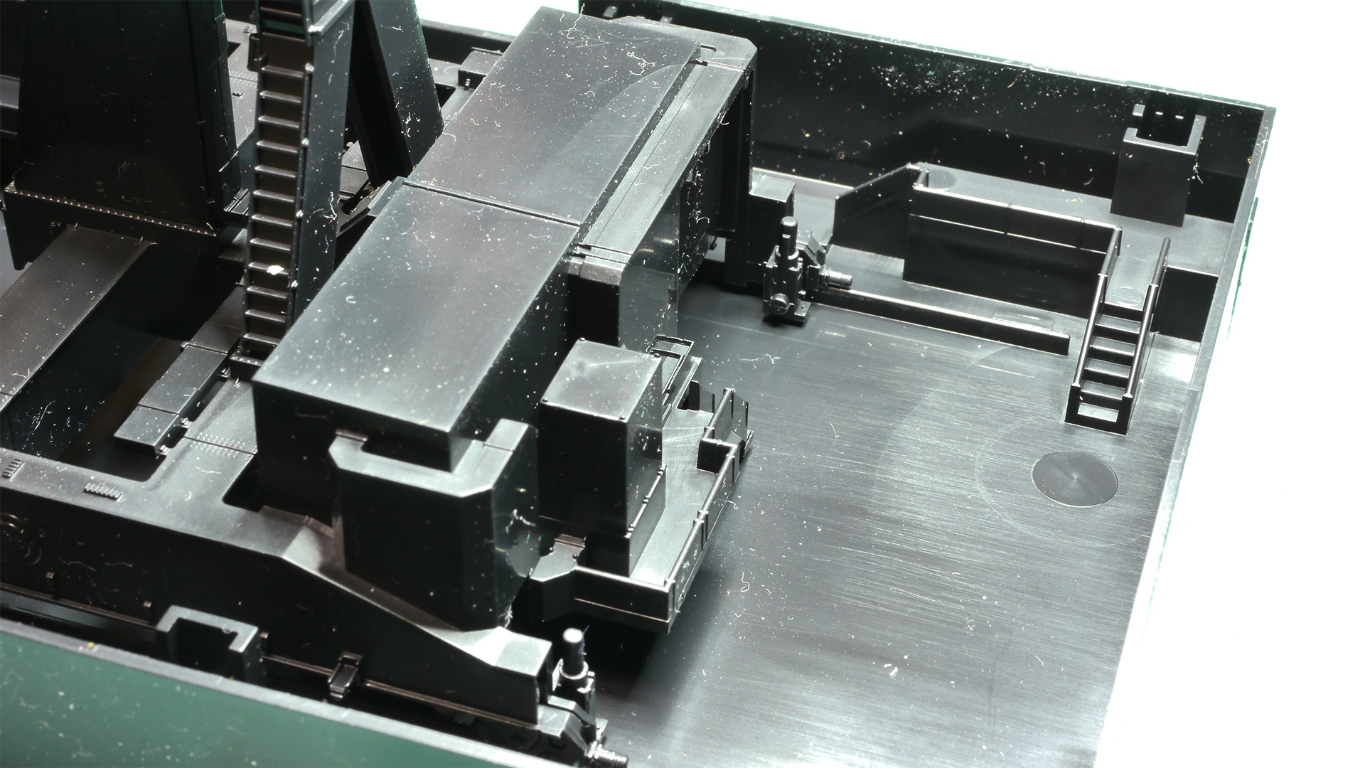 トラス構造のG-DOCKの階数を示す白い部分などはシールで再現されます。数がとても多く見えますが、ゆっくり慎重に貼っていけば大丈夫です