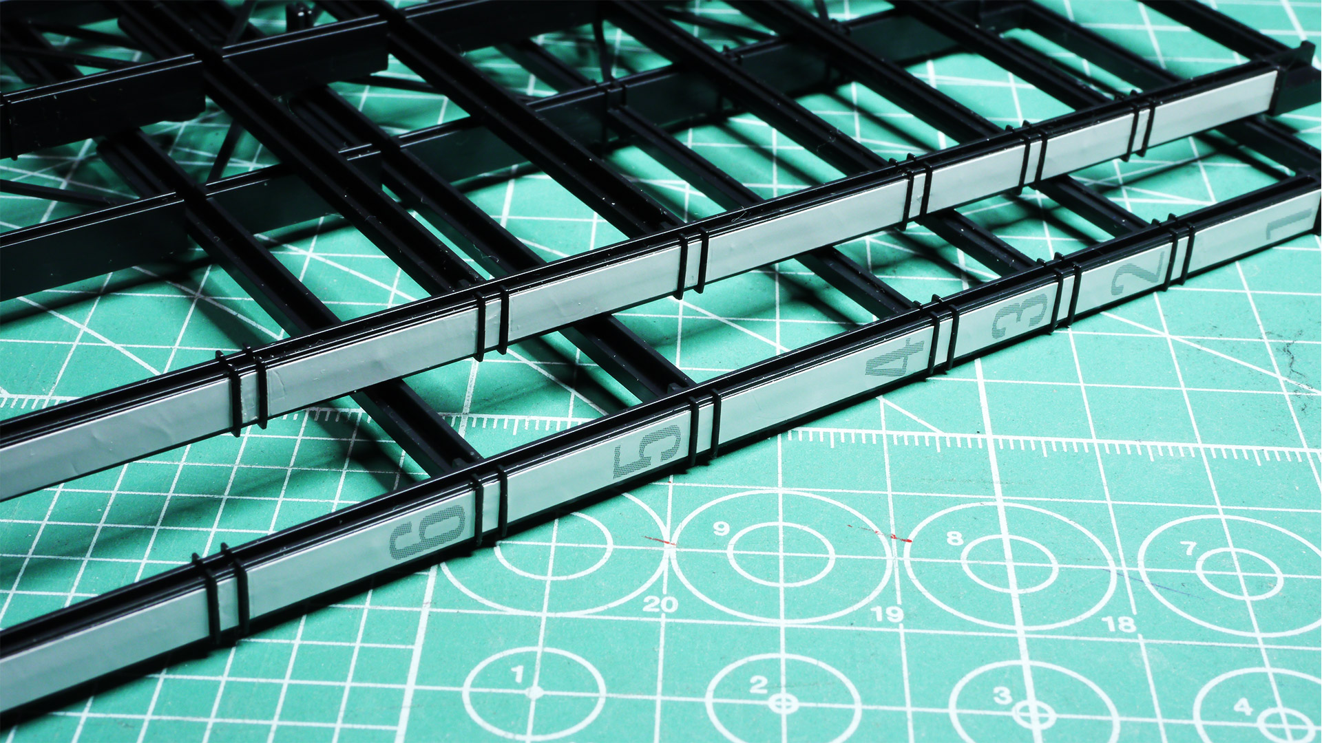 トラス構造のG-DOCKの階数を示す白い部分などはシールで再現されます。数がとても多く見えますが、ゆっくり慎重に貼っていけば大丈夫です