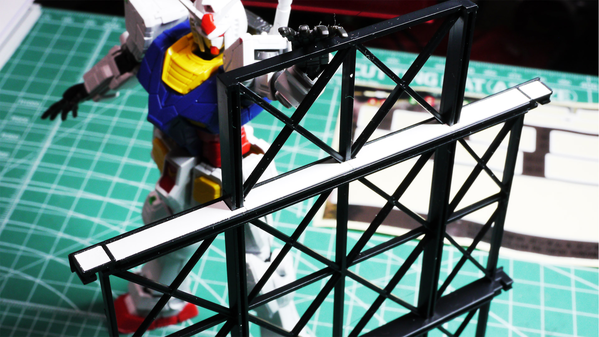 トラス構造のG-DOCKの階数を示す白い部分などはシールで再現されます。数がとても多く見えますが、ゆっくり慎重に貼っていけば大丈夫です