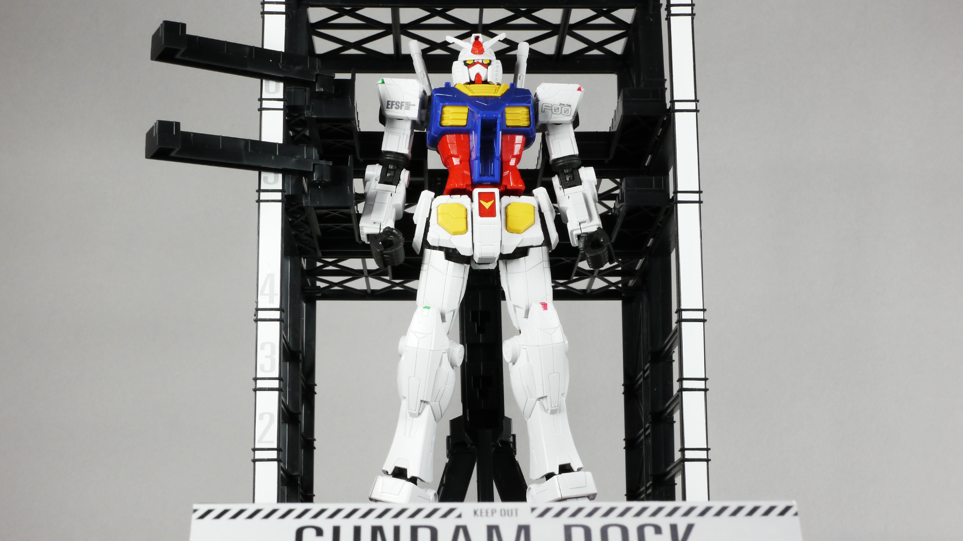 一般の観客はG-DOCK後ろ側から見ることはできませんが、ガンプラならそれも叶います。現地で風景写真を撮ってきて合成しても面白そうです