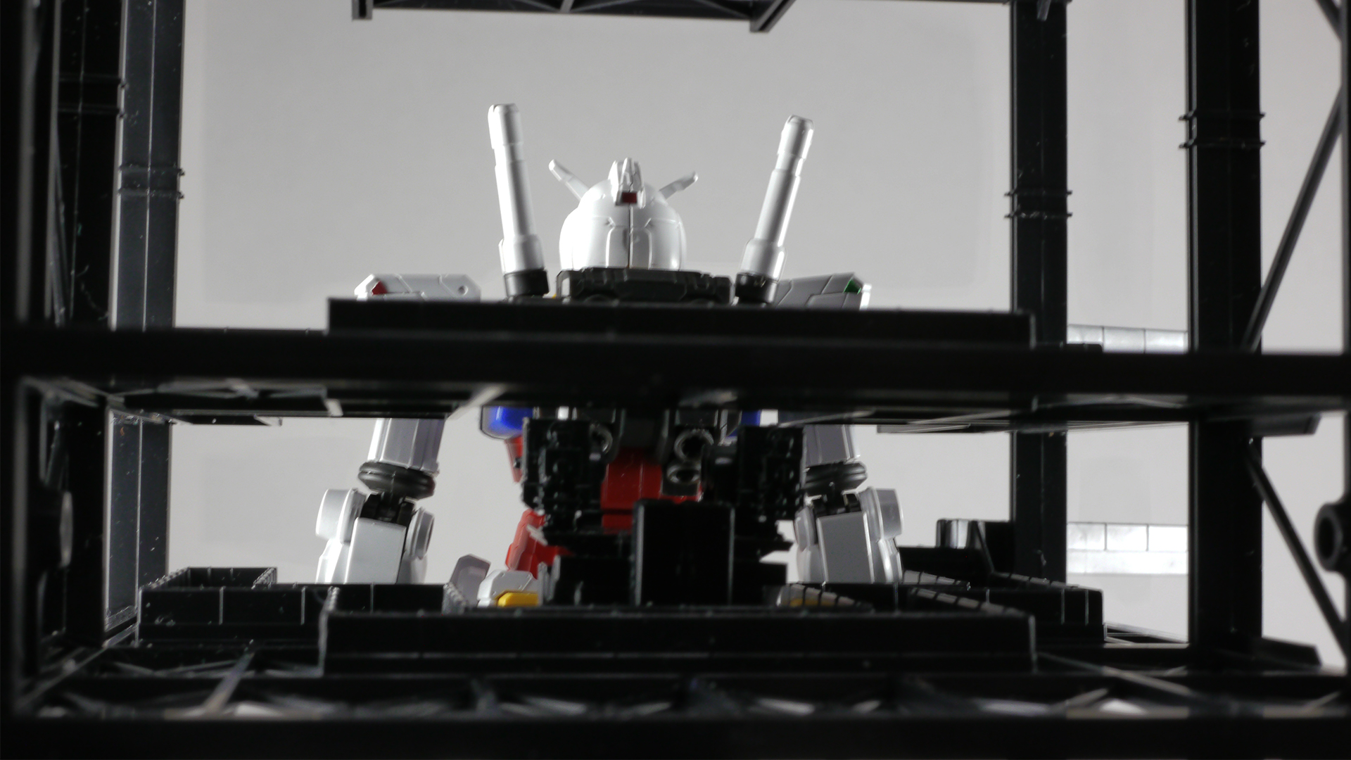 一般の観客はG-DOCK後ろ側から見ることはできませんが、ガンプラならそれも叶います。現地で風景写真を撮ってきて合成しても面白そうです