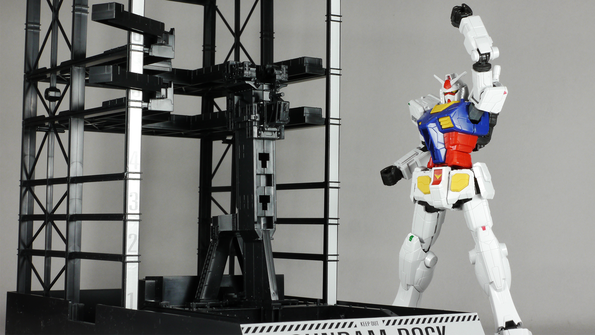 起動試験を終えてドックの外へ踏み出して模擬戦を想定しているかのよう