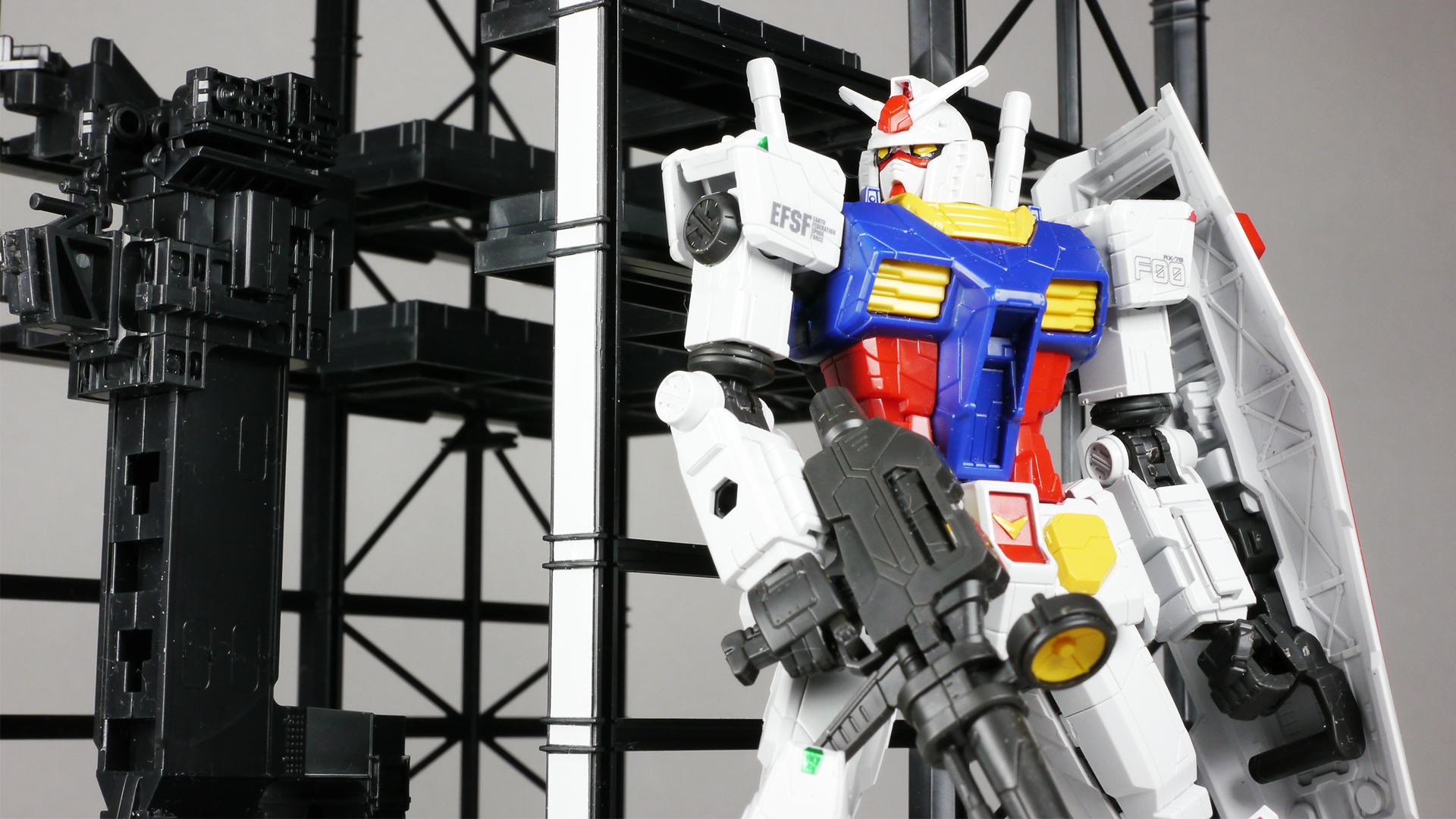 起動試験を終えてドックの外へ踏み出して模擬戦を想定しているかのよう