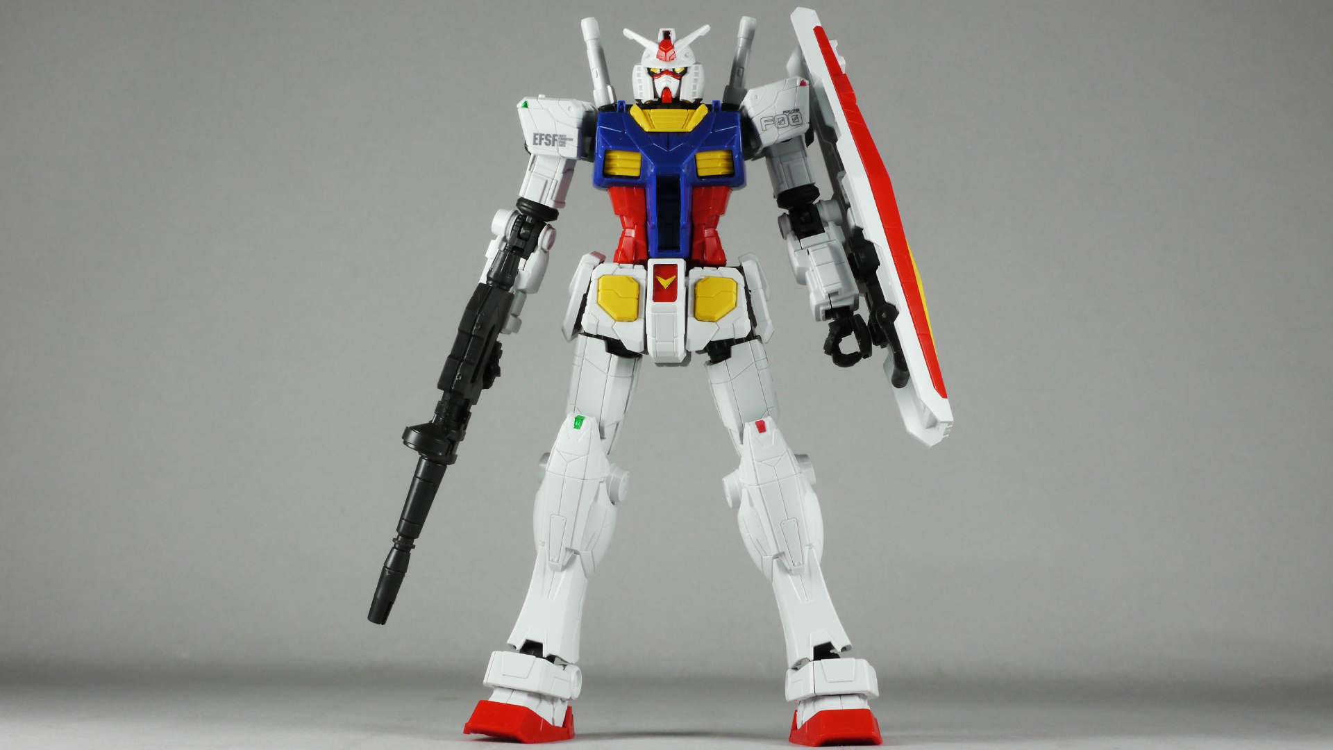 RX-78F00ガンダム全体と近影で。遠目で見たら最近のHGシリーズの「RX-78-2 ガンダム」と大きな違いはないように見えますね。近影ならそのシャープな造形と深く多いスジボリが印象的です