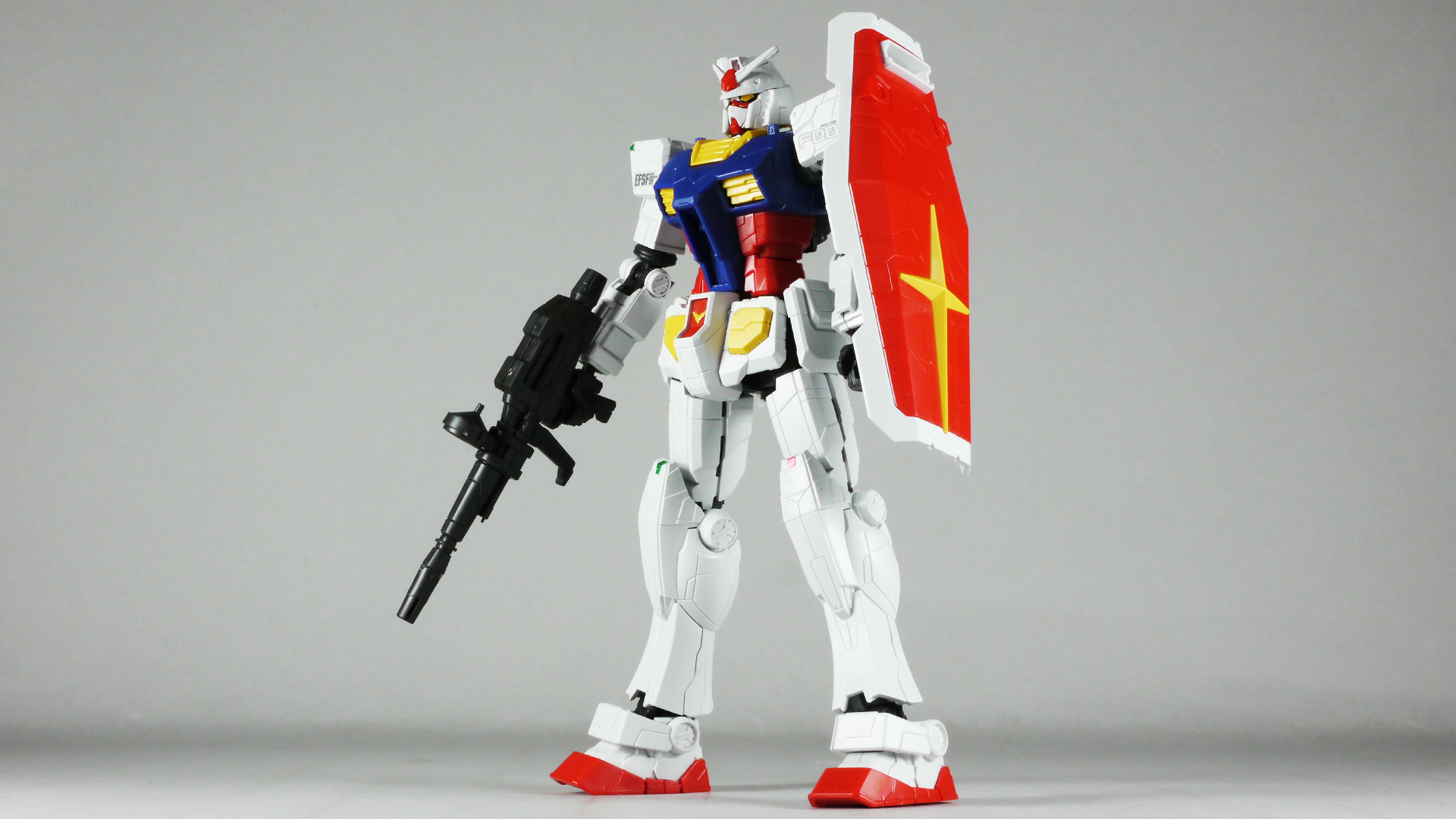 RX-78F00ガンダム全体と近影で。遠目で見たら最近のHGシリーズの「RX-78-2 ガンダム」と大きな違いはないように見えますね。近影ならそのシャープな造形と深く多いスジボリが印象的です
