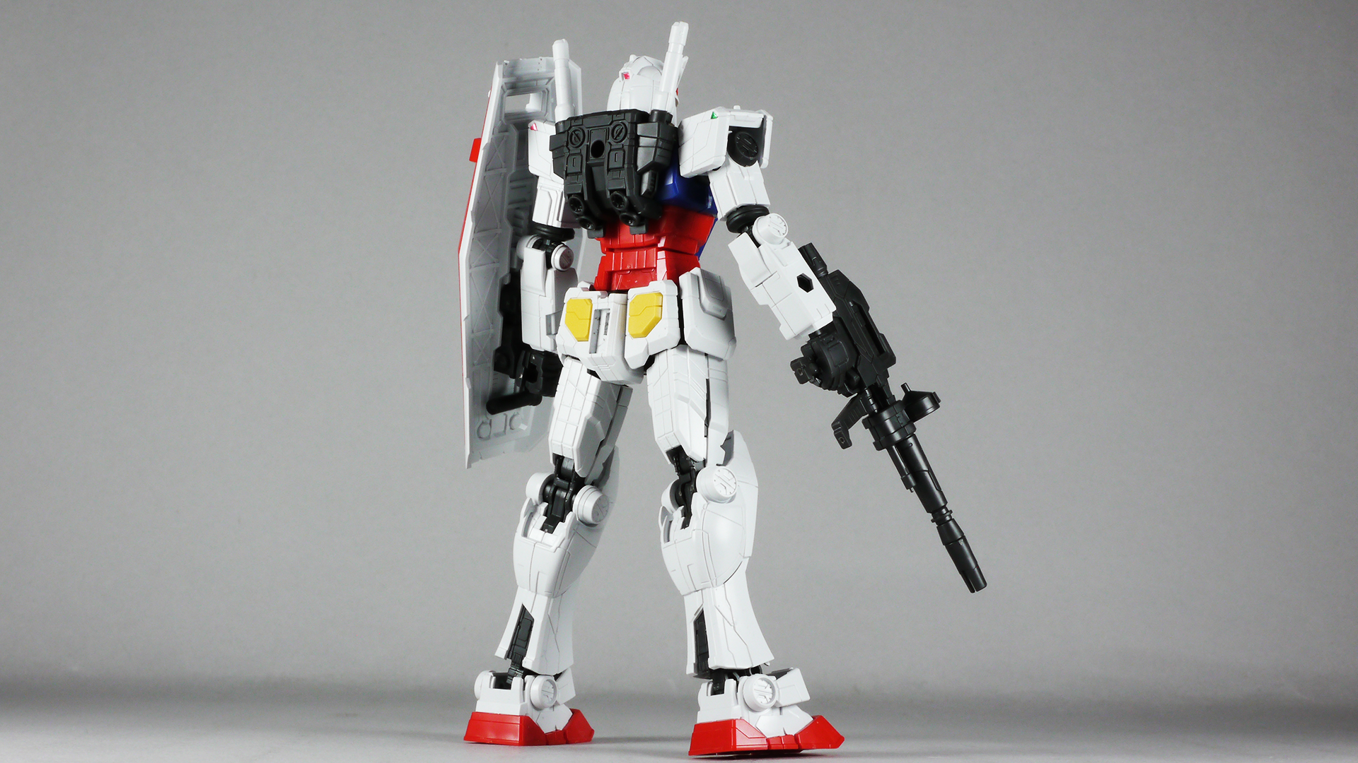 RX-78F00ガンダム全体と近影で。遠目で見たら最近のHGシリーズの「RX-78-2 ガンダム」と大きな違いはないように見えますね。近影ならそのシャープな造形と深く多いスジボリが印象的です