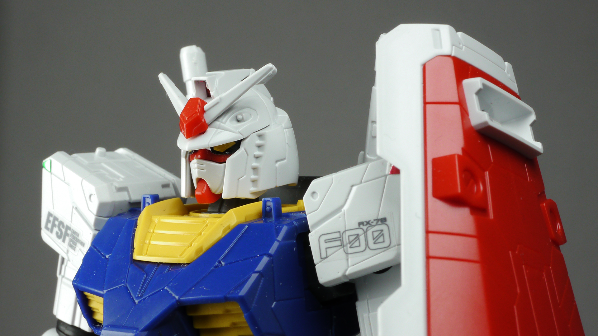 RX-78F00ガンダム全体と近影で。遠目で見たら最近のHGシリーズの「RX-78-2 ガンダム」と大きな違いはないように見えますね。近影ならそのシャープな造形と深く多いスジボリが印象的です