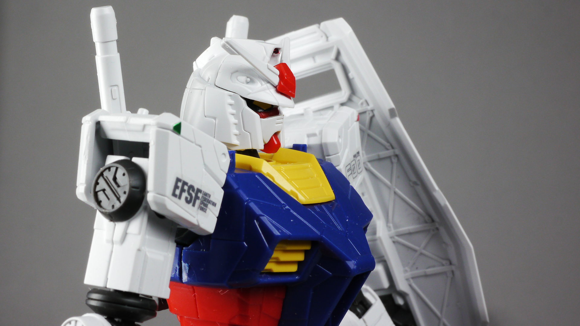 RX-78F00ガンダム全体と近影で。遠目で見たら最近のHGシリーズの「RX-78-2 ガンダム」と大きな違いはないように見えますね。近影ならそのシャープな造形と深く多いスジボリが印象的です