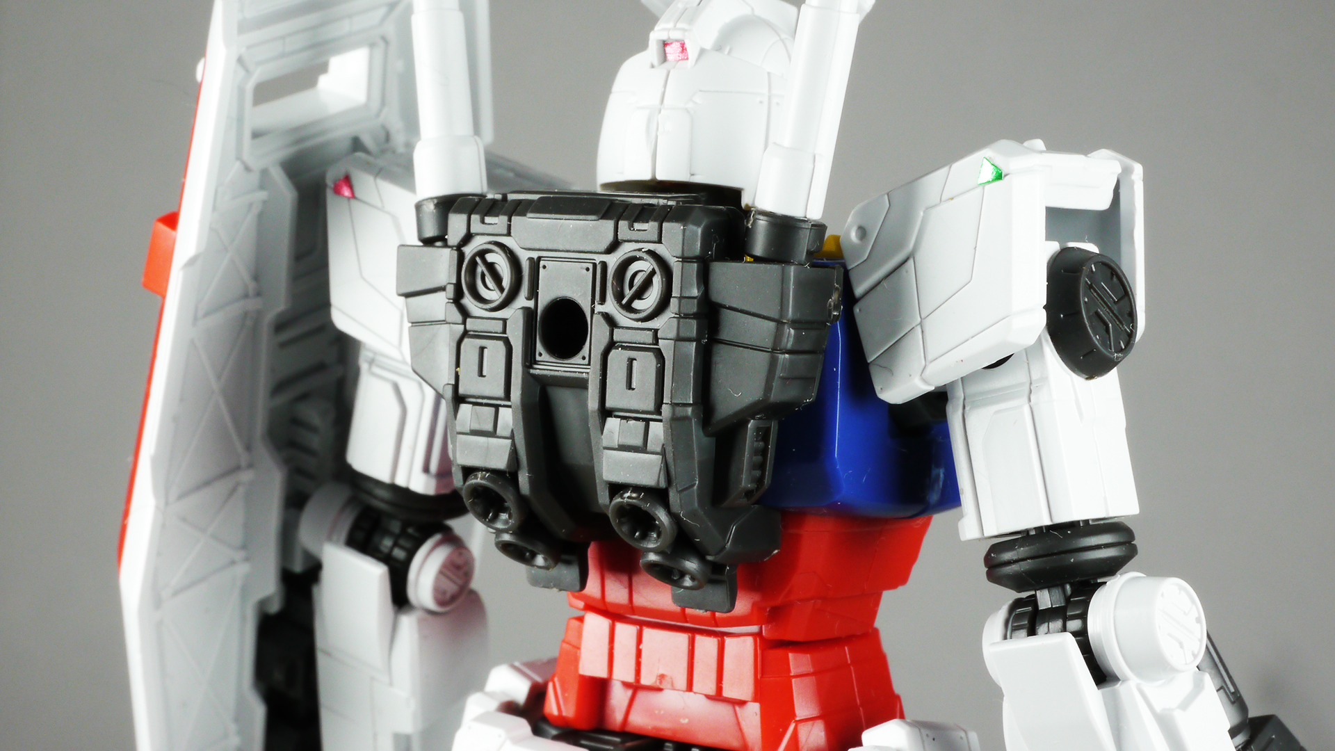 RX-78F00ガンダム全体と近影で。遠目で見たら最近のHGシリーズの「RX-78-2 ガンダム」と大きな違いはないように見えますね。近影ならそのシャープな造形と深く多いスジボリが印象的です