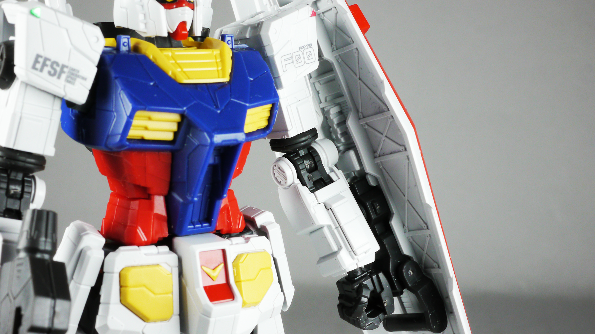 RX-78F00ガンダム全体と近影で。遠目で見たら最近のHGシリーズの「RX-78-2 ガンダム」と大きな違いはないように見えますね。近影ならそのシャープな造形と深く多いスジボリが印象的です