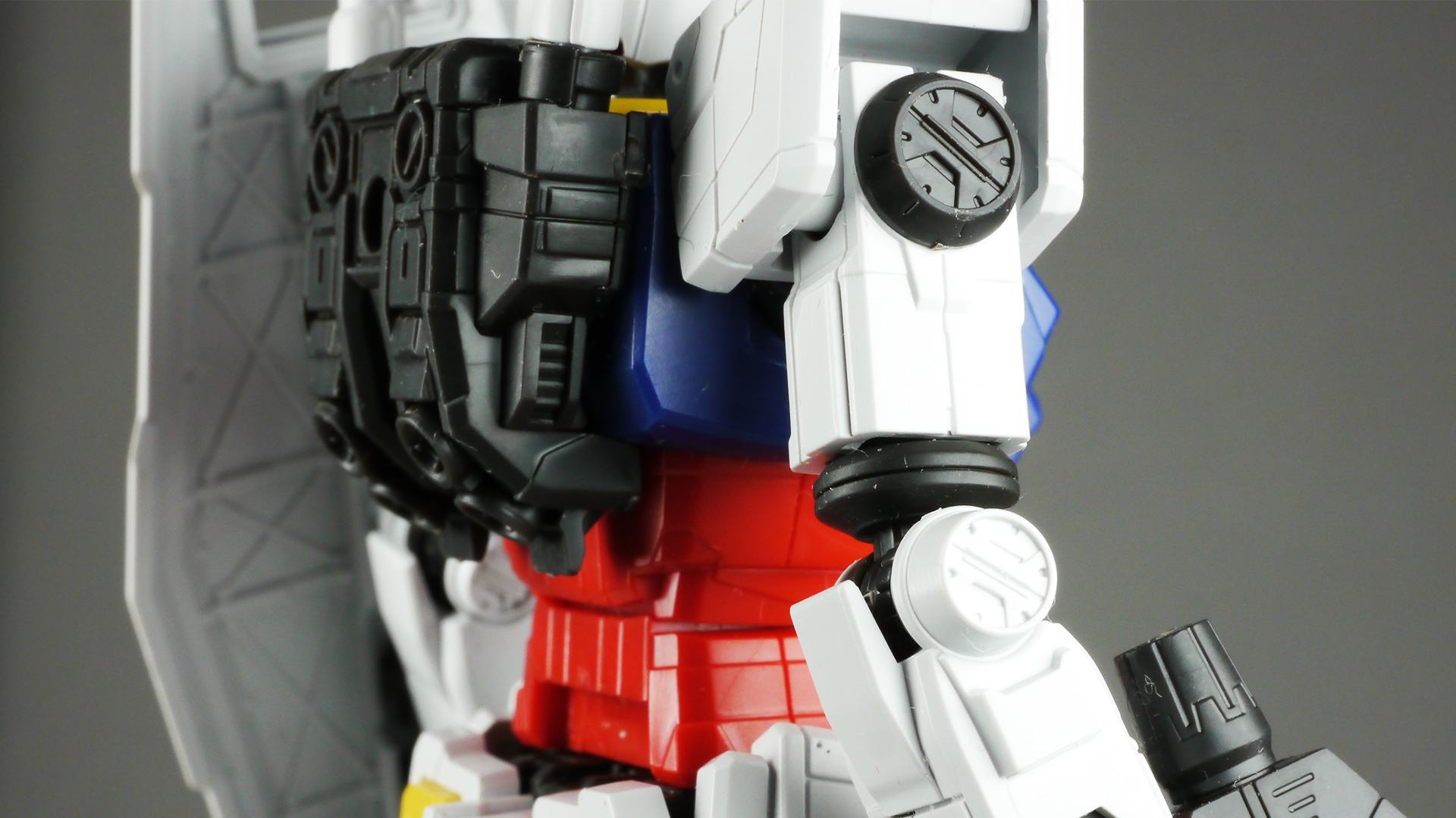 RX-78F00ガンダム全体と近影で。遠目で見たら最近のHGシリーズの「RX-78-2 ガンダム」と大きな違いはないように見えますね。近影ならそのシャープな造形と深く多いスジボリが印象的です