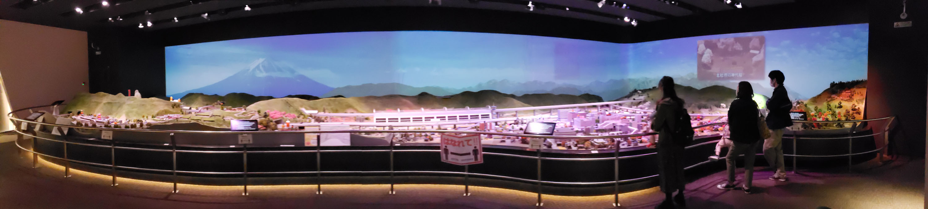 全長(幅)17メートルのワイドビューに山梨県の名所を満載。リニア中央新幹線の線路が一直線に貫く