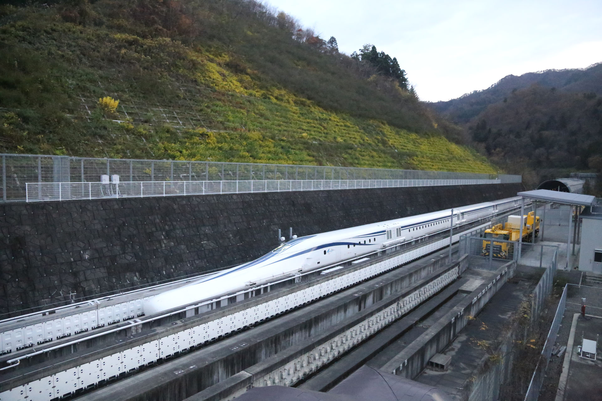 わくわくやまなし館から撮影。時速500キロで通過する