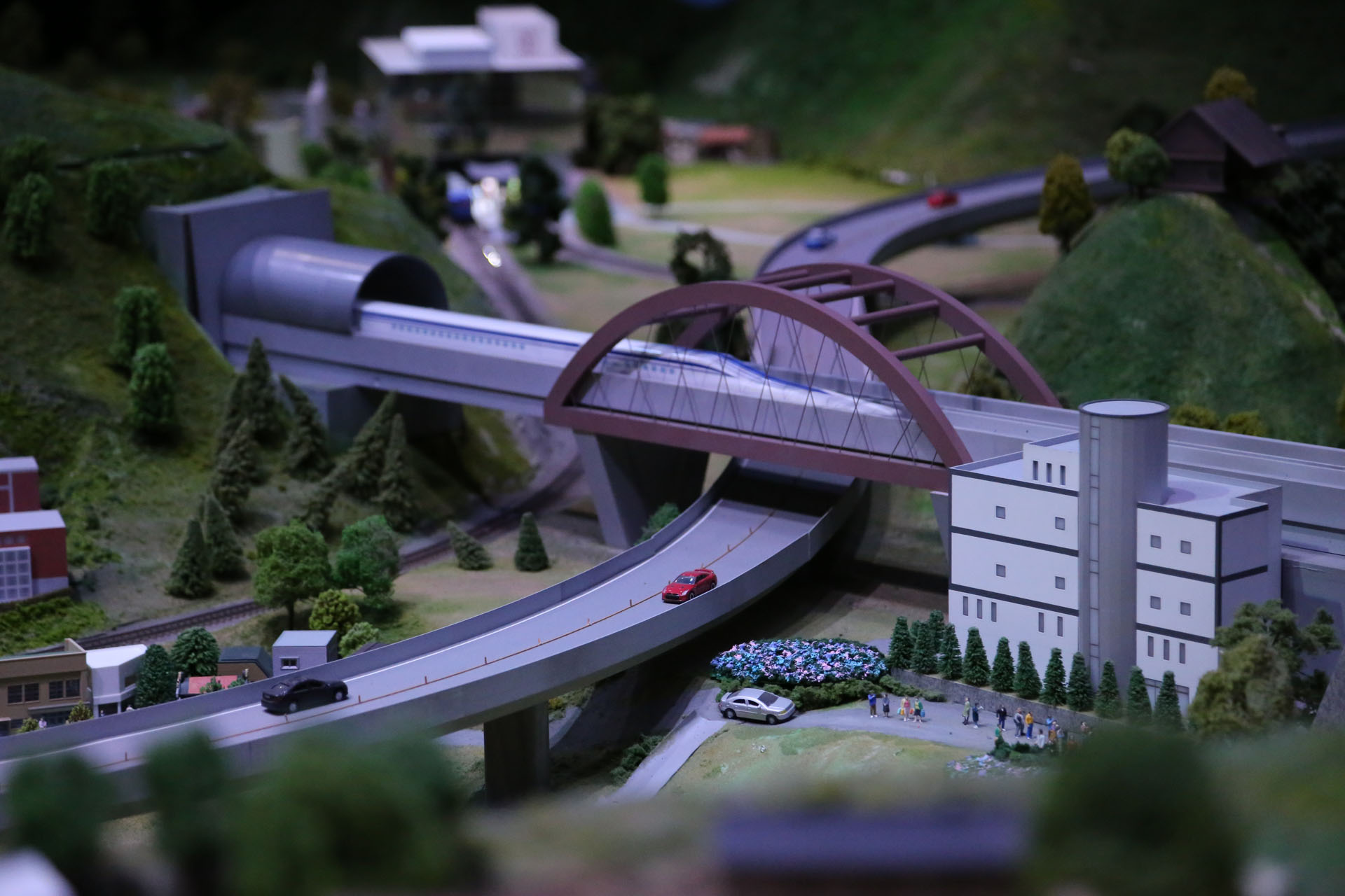 リニア見学センター付近を通過するリニア試験車両。速い! 下の線路は富士急行線。奥が富士山駅