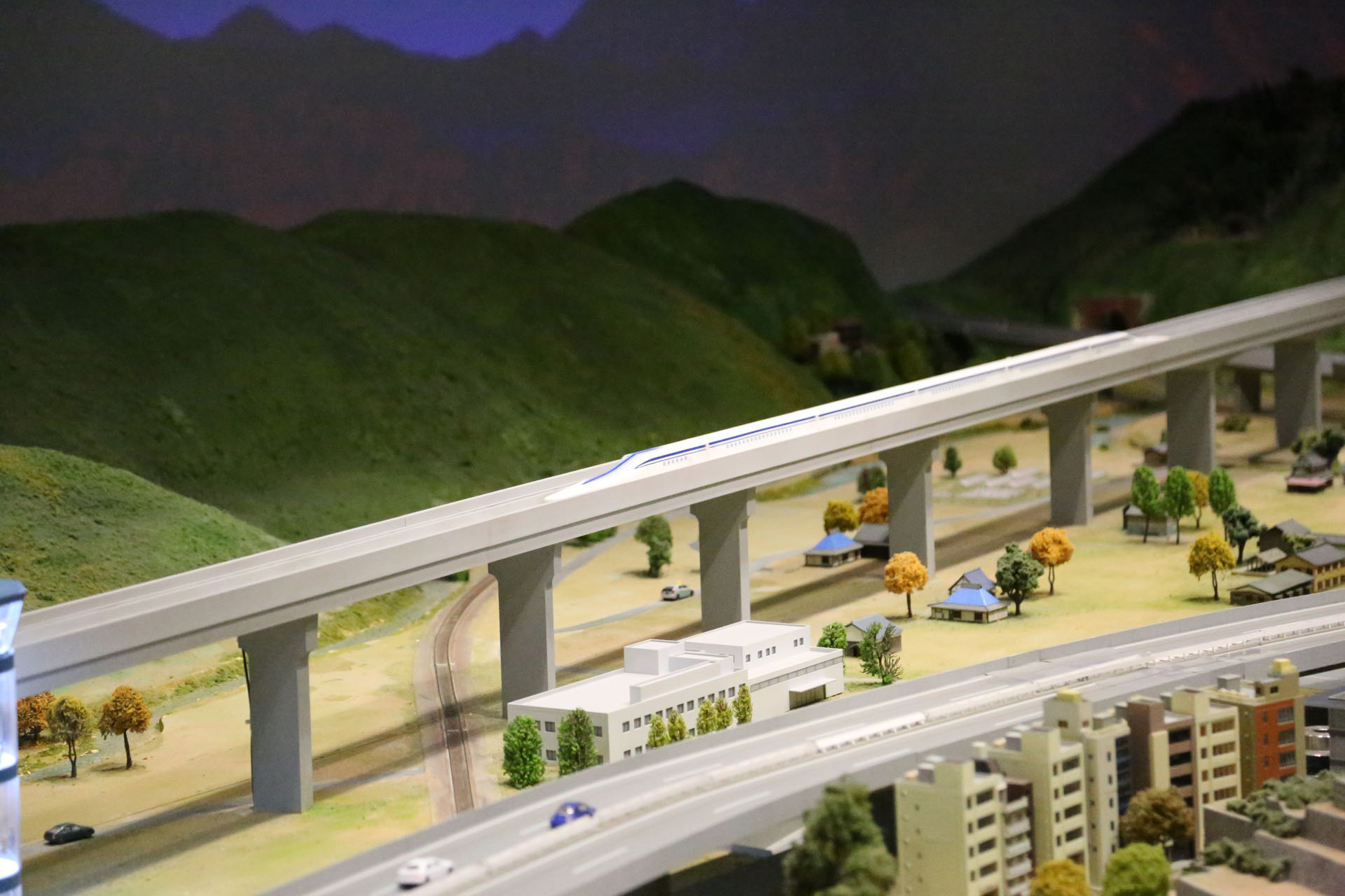 一直線のリニア軌道を試験車両が通過。ワイヤーケーブルと磁石で走る