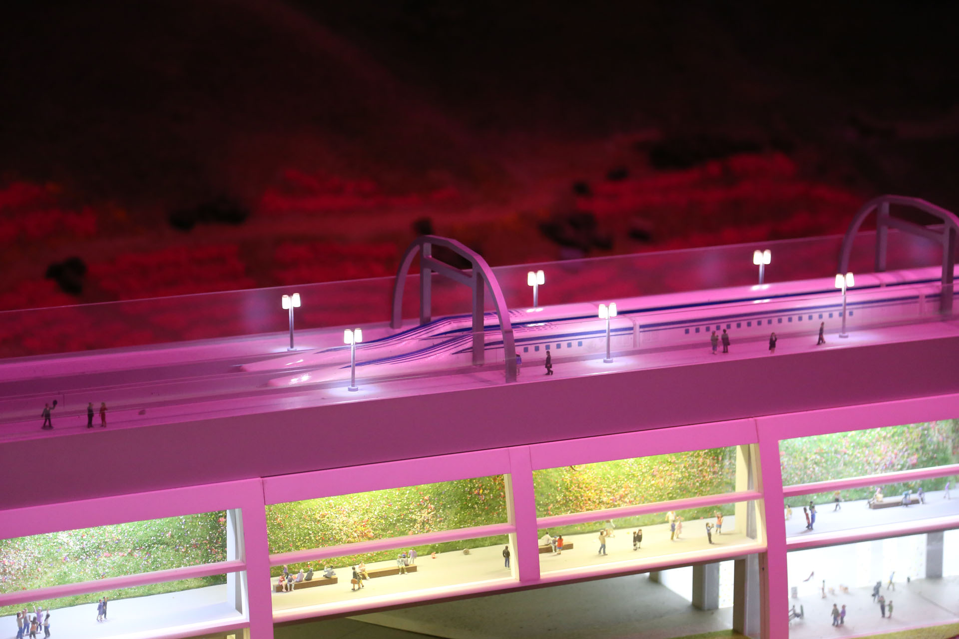 山梨県駅で停車するリニア車両。撮影のチャンスは一瞬