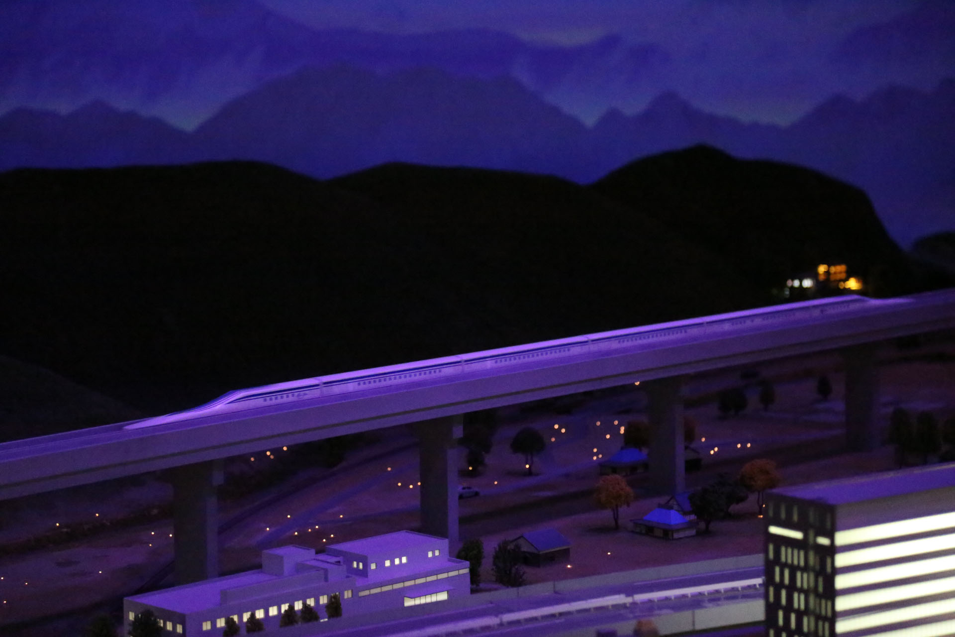 リニア試験車両、闇を貫く白い矢のごとし