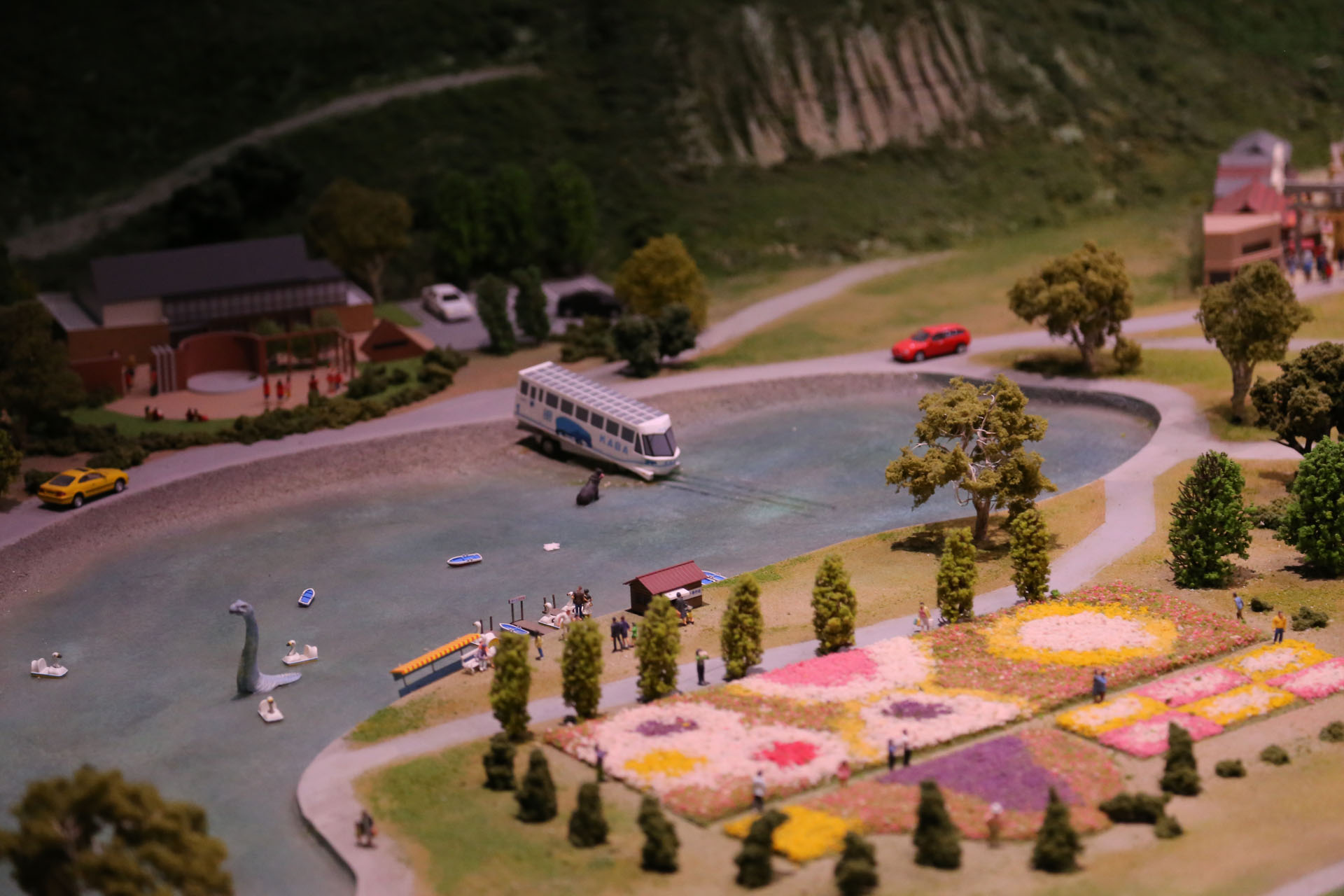 山中湖の水陸両用バス「KABA」が進水する