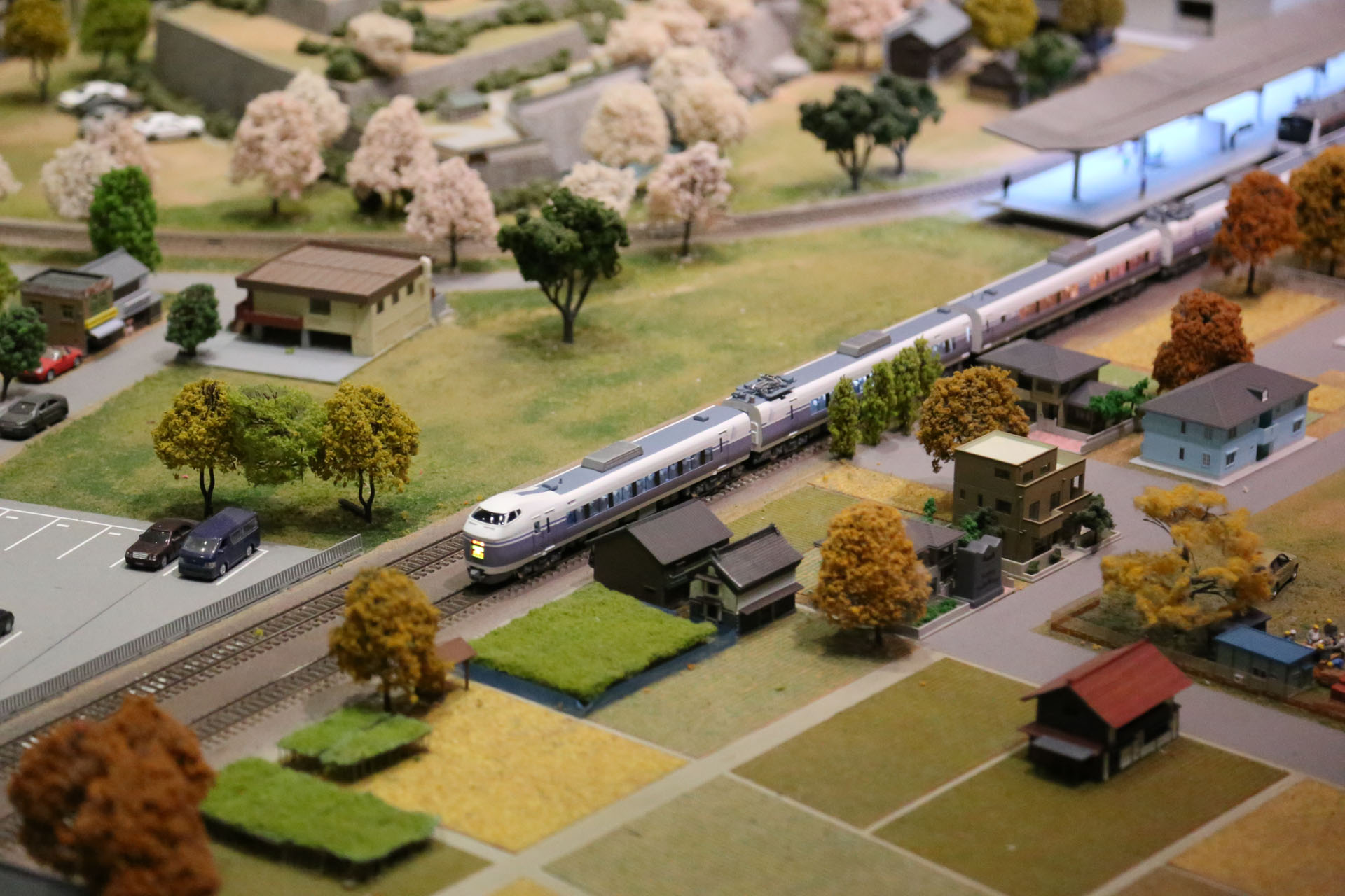 特急「スーパーあずさ」で活躍したE351系電車