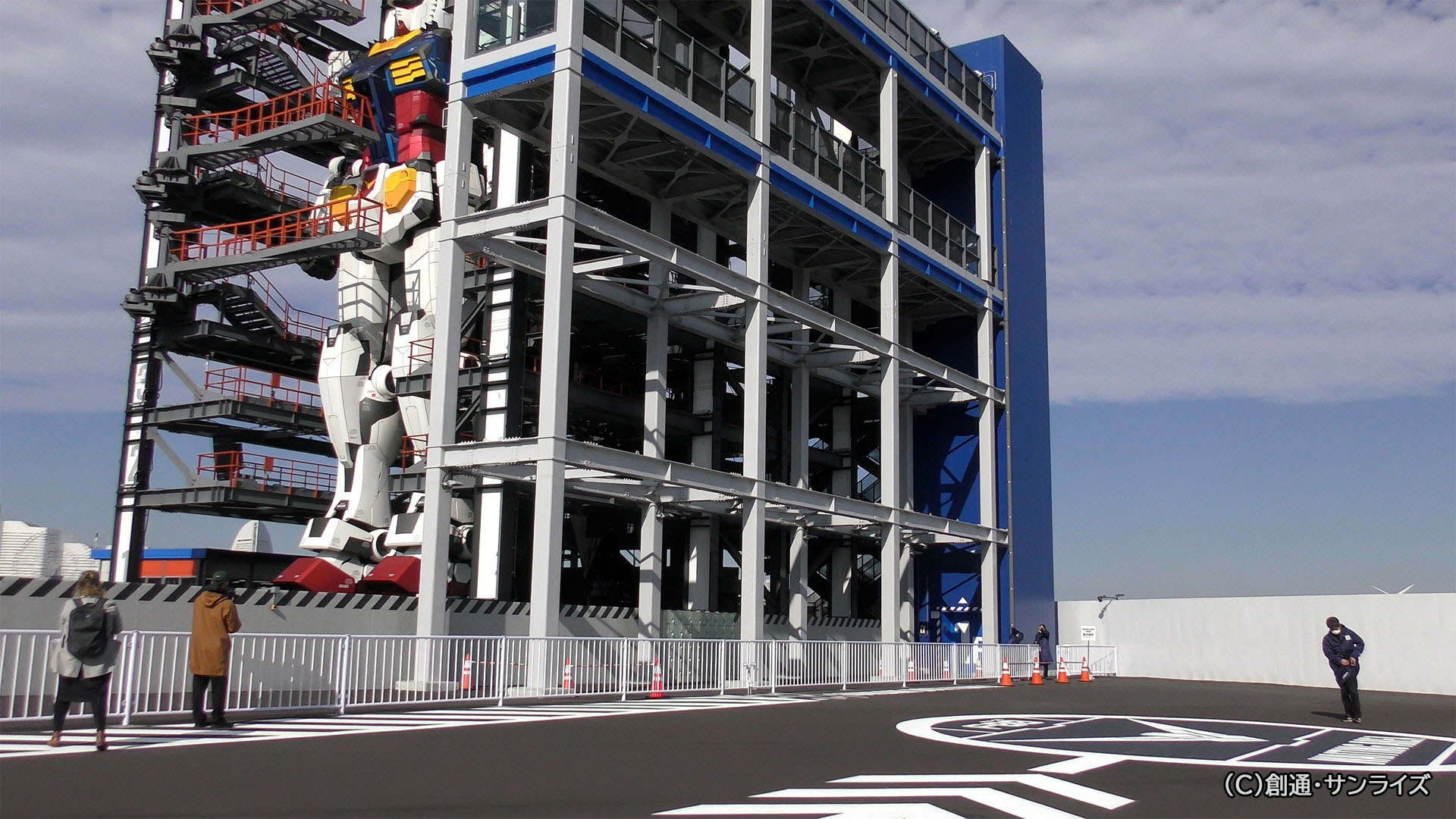 ガンダムの顔でラッピングされたエレベーターを使って6階へ！内覧会では6階のみでしたが、オープン後はコクピット付近の5階にも行けるのでそちらもぜひ体験してみたいです