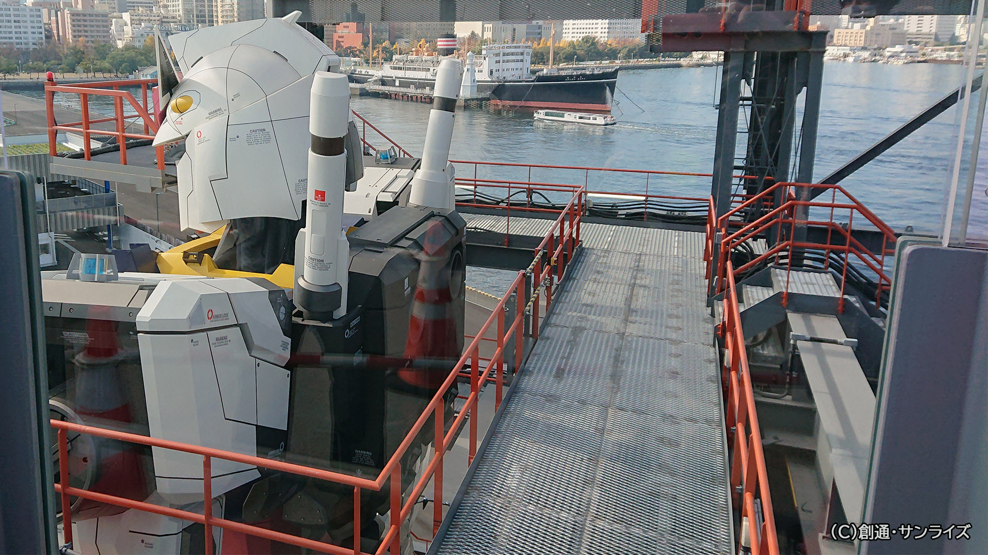 頭部を横から見ると目じりがキリっと切れ上がってます。正面下を見下ろすとガンダムの全高18ｍを体感することができますね。