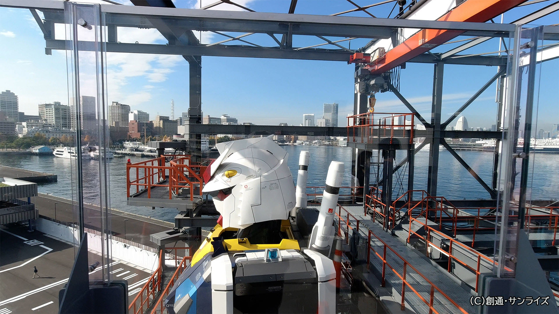 頭部を横から見ると目じりがキリっと切れ上がってます。正面下を見下ろすとガンダムの全高18ｍを体感することができますね。