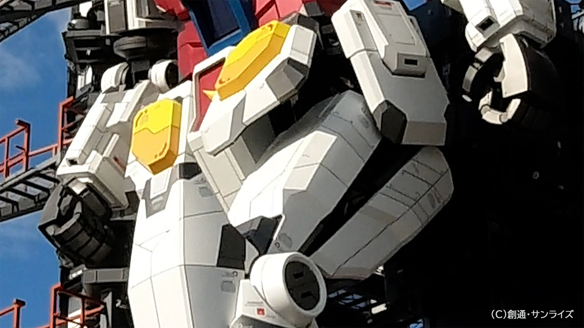 ドック・タワーから見た腰部アーマーはやはり跳ね上げ式のようです。脚本体とは独立可動していますね。アンクルアーマーから先は前後にスライドすることでモーションを強調しているようです
