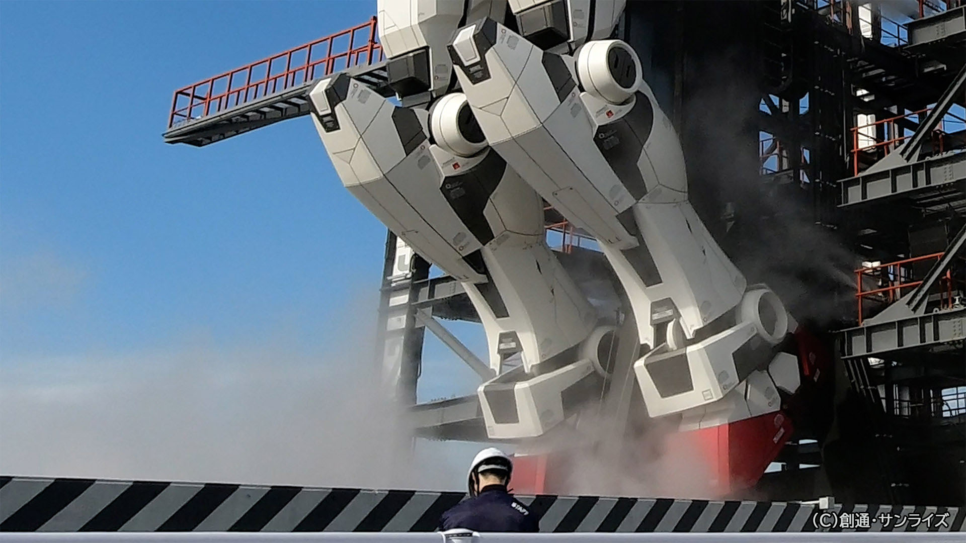 ドック・タワーから見た腰部アーマーはやはり跳ね上げ式のようです。脚本体とは独立可動していますね。アンクルアーマーから先は前後にスライドすることでモーションを強調しているようです