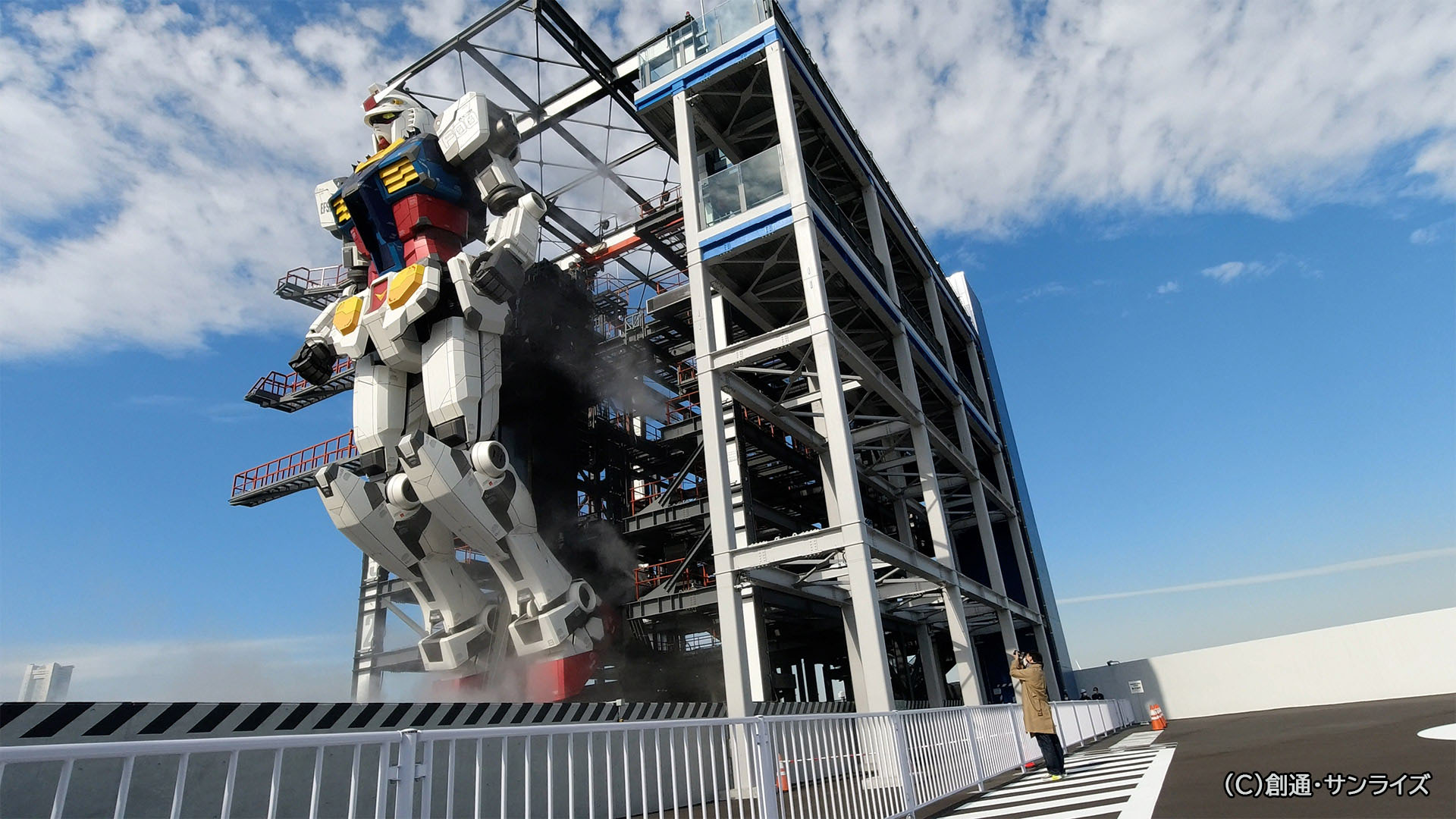 腕上げ動作でもやはり肩は左右にはあがらないようです。”イチバン”モーション見たかったです。両手でハートマークは……ムリそうです