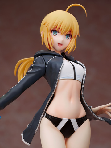 引き締まったくびれを披露！ 「FGO」より爽やかな笑顔も魅力の