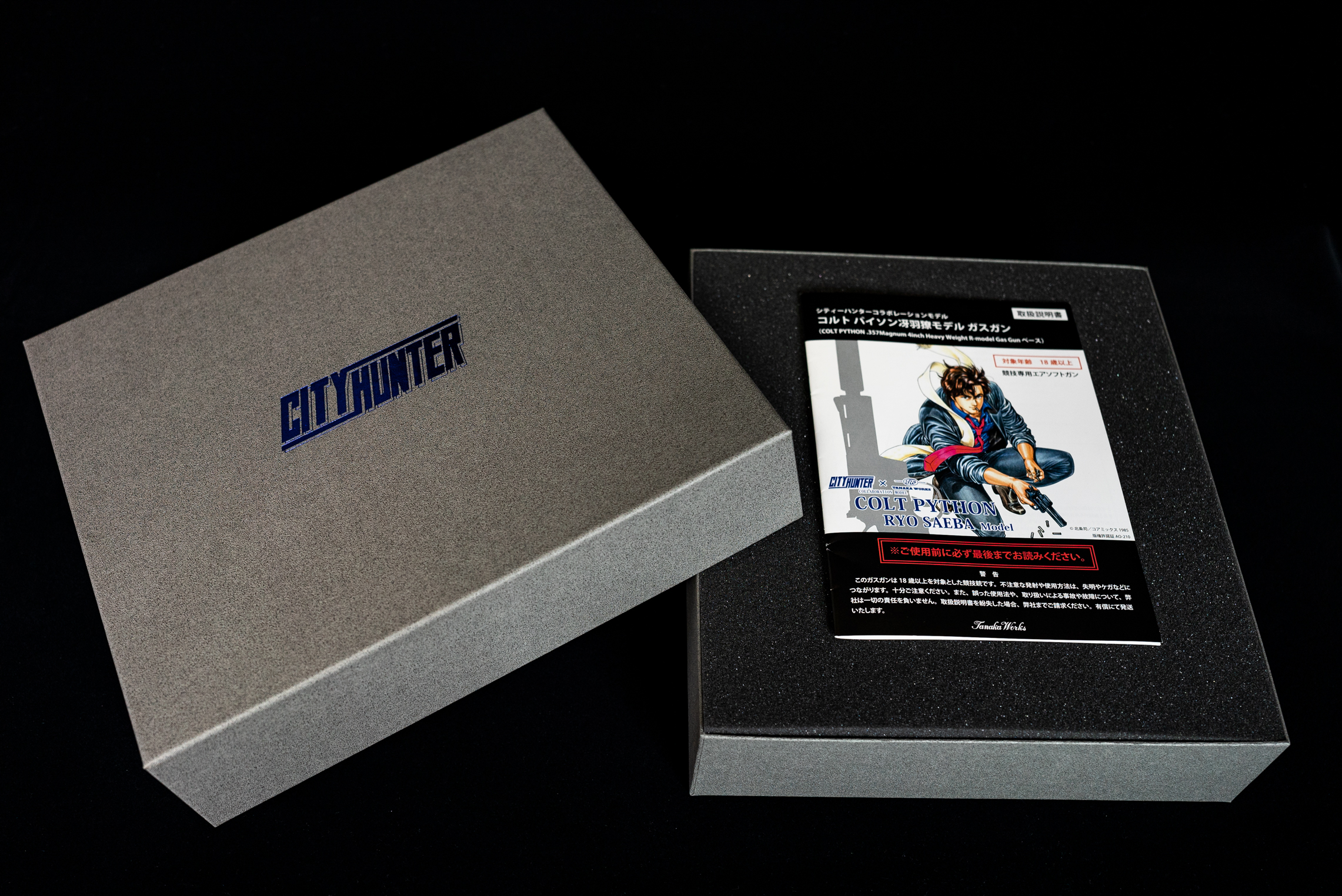 パッケージを開けると、中から宝箱のように嬉しいアイテムが出てくる。金属の輪のような部品はサイレンサーと銃口の間に入れることができるシム。これを使うことで銃の側面にきちんとサイレンサーの刻印が位置するように取り付けられる