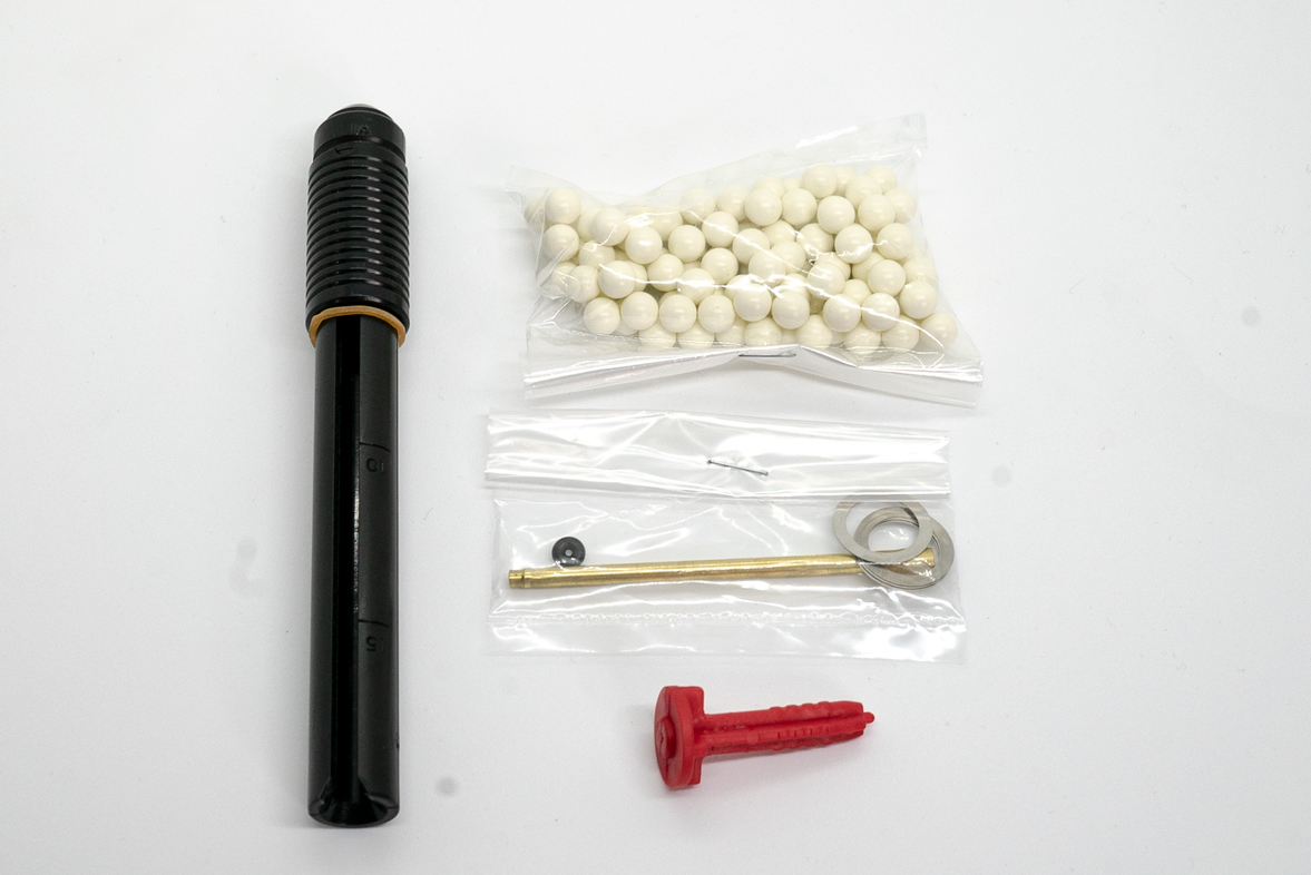 パッケージを開けると、中から宝箱のように嬉しいアイテムが出てくる。金属の輪のような部品はサイレンサーと銃口の間に入れることができるシム。これを使うことで銃の側面にきちんとサイレンサーの刻印が位置するように取り付けられる