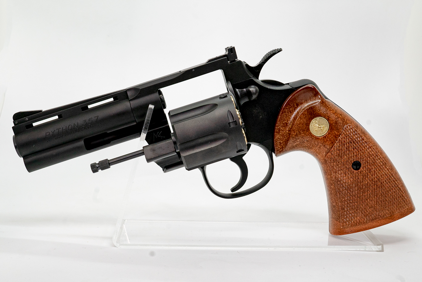 弾薬を込める際、シリンダーを横にスイングアウトスする。リボルバーの楽しみのひとつだ