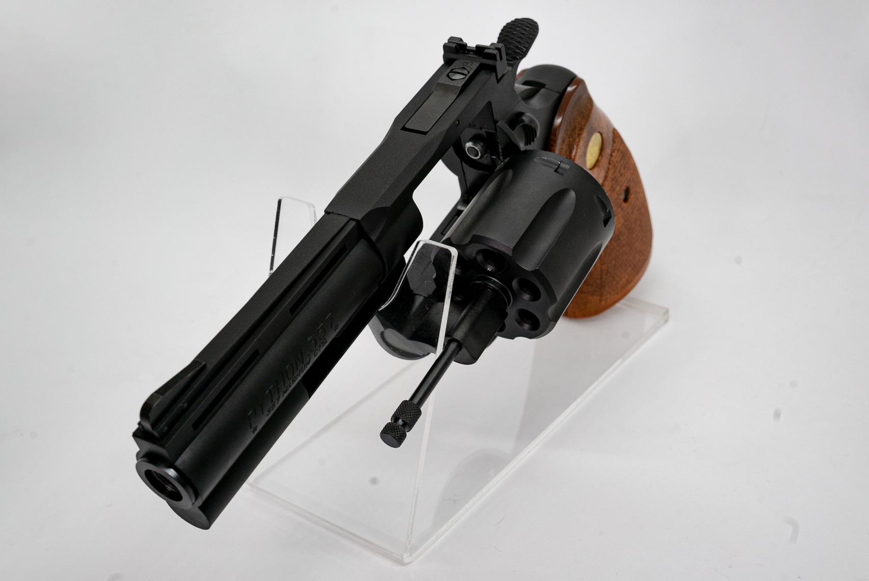 多くのリボルバー型ガスガンはグリップがタンクになるため穴があるが、本商品は実銃のような穴のないグリップを実現している