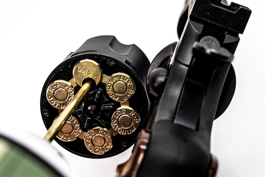 ペガサス式はエアをシリンダーに入れてからローダーで弾を入れる