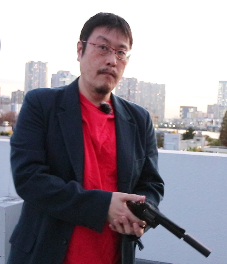 シティーハンターを意識して、街を背景に写真を撮ってみる(敷地内で安全性に配慮して撮影しています)