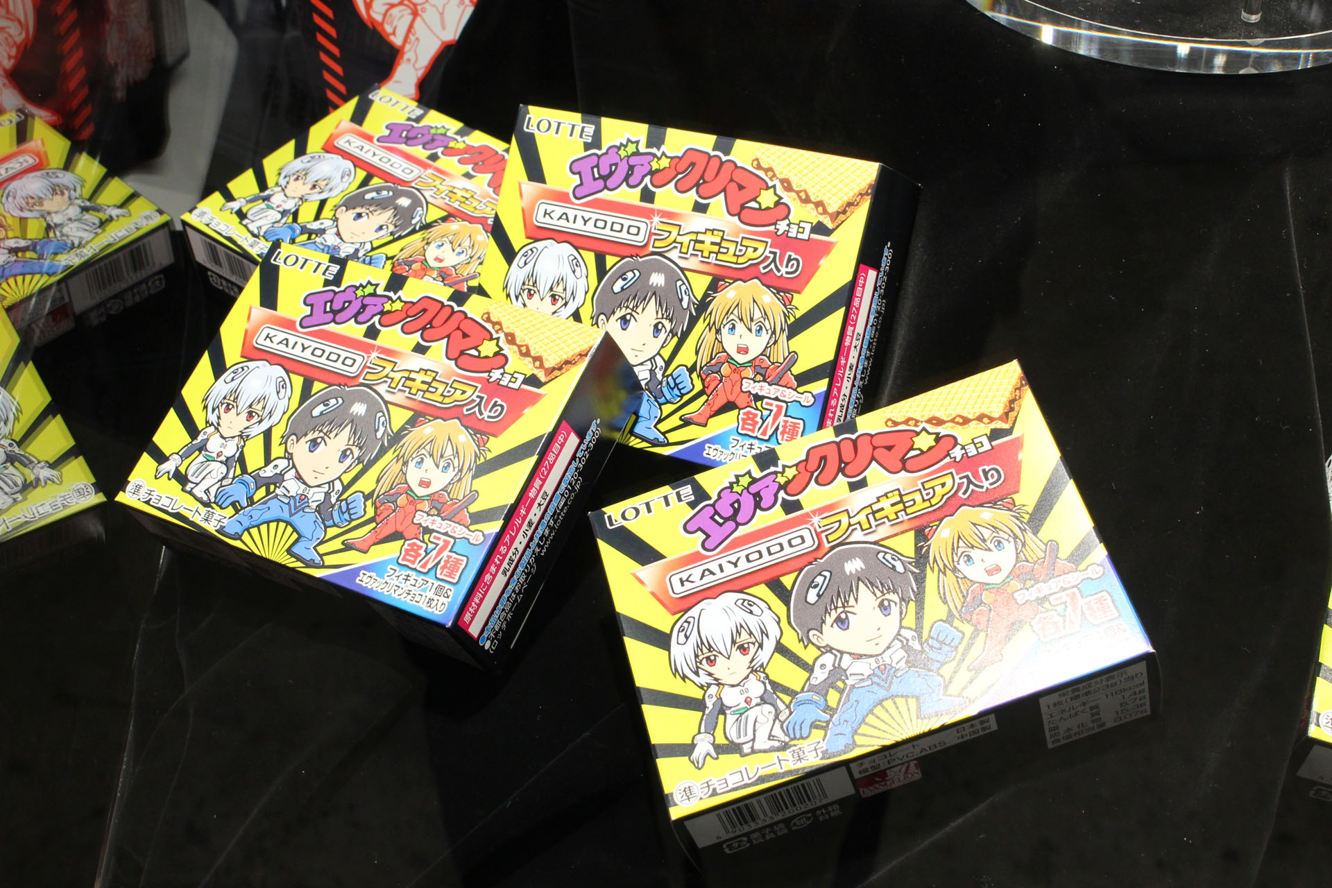 「エヴァックリマン」のパッケージ。チョコレートとフィギュア、シールが同梱される