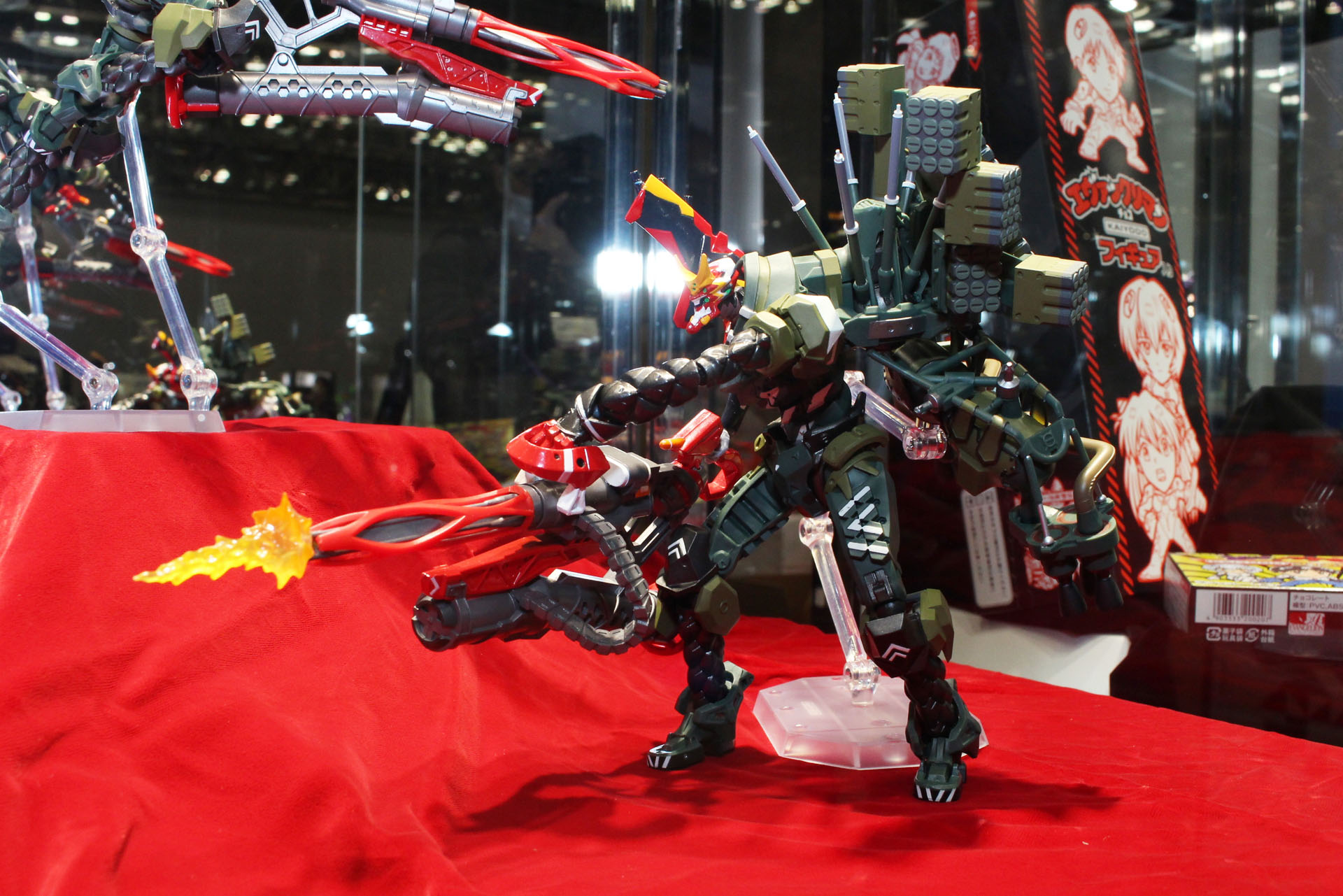 「EVANGELION EVOLUTION EV-021 エヴァンゲリオン 新2号機α」。「シン・エヴァンゲリオン劇場版」に登場予定の新2号機αをリボルテックで早くも立体化。巨大な重火器やバックパックなどのボリューム満点のフィギュアだ。2021年1月発売予定、13,500円（税別）