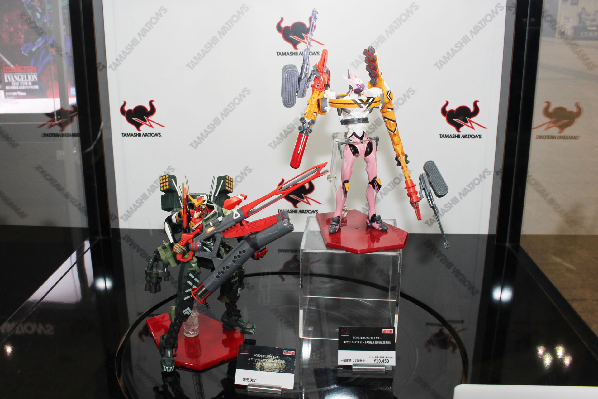 「ROBOT魂＜SIDE EVA＞」にて「エヴァンゲリオン JA-02機体流用 ニコイチ型新2号機α」（左）の発売が決定。右は「エヴァンゲリオン8号機β臨時戦闘形態」。こちらは発売中で、価格は10,450円（税別）だ