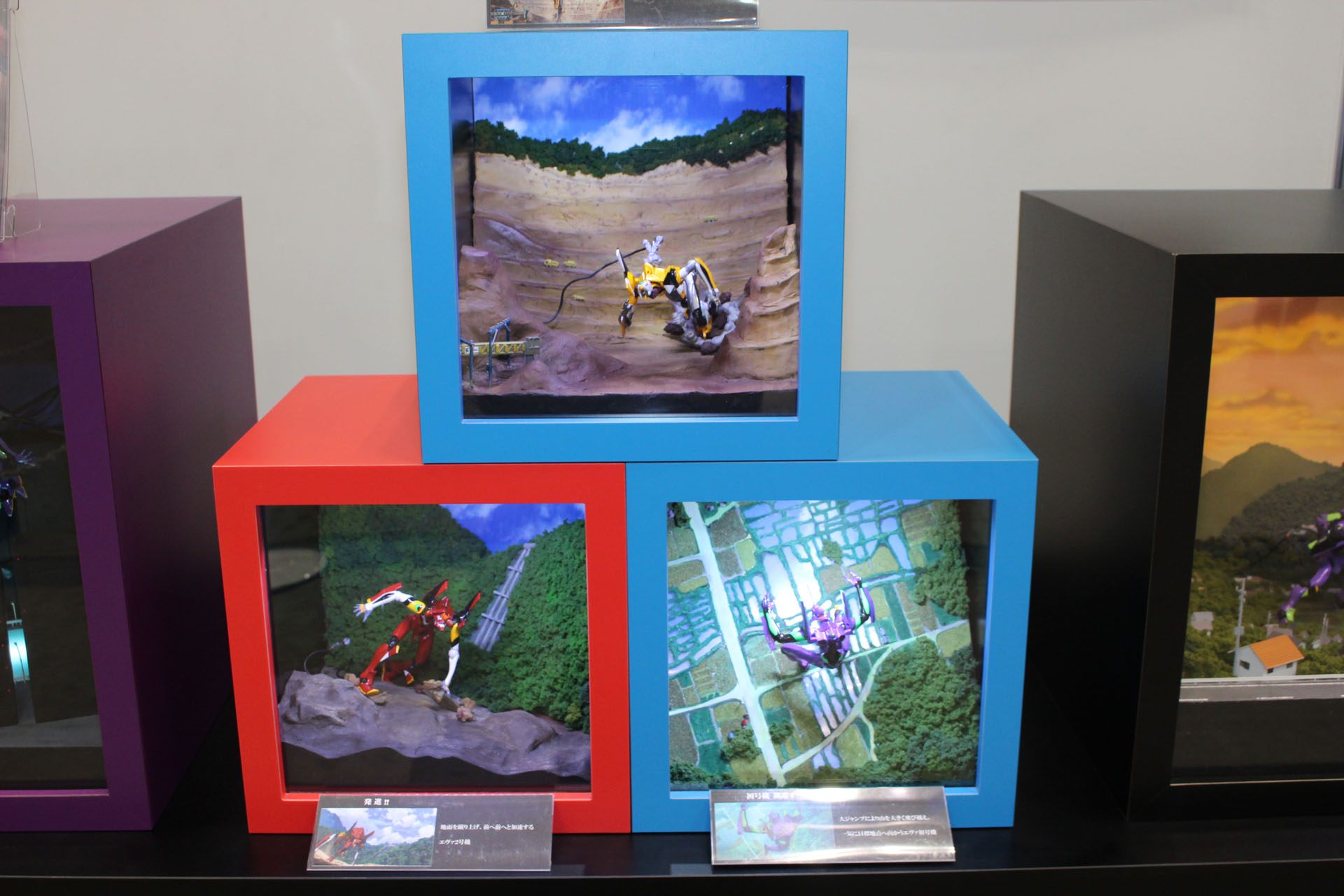 「作戦開始」（上）、「発進!!」（左下）、「初号機 跳躍す」（右下）。「ヱヴァンゲリヲン新劇場版：破」より、第8の使徒を殲滅するために出撃する3機のエヴァ