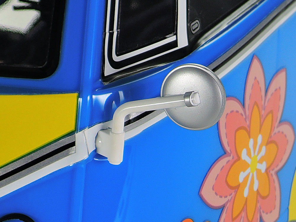 丸いミラー面と細いステーが特徴的なサイドミラーは別パーツ構成