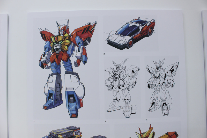 展示されている資料はメカやキャラクターなど多数。下には資料の内容が書かれている
