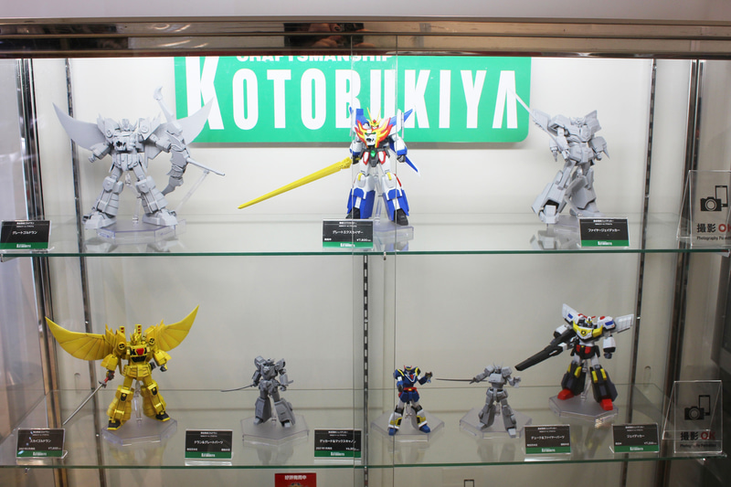 コトブキヤの「勇者」シリーズのプラモデルも展示されている